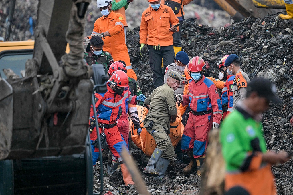 CCTVAsiaPacific's tweet image. Indonesian authorities have ended rescue operations at a landfill #collapse that killed seven people. The garbage mound at the #BantarGebang site collapsed on Sunday afternoon, burying stall owners, truck drivers along with their vehicles, and waste pickers working in the area.