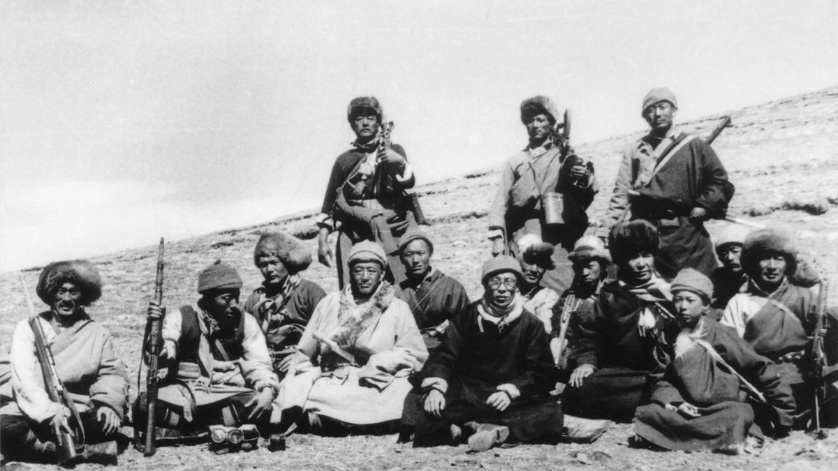 Asiablog_it's tweet image. #10MARZO 1959🕯️   

A Lhasa inizia la Rivolta Tibetana contro l'occupazione cinese: la repressione provocherà un numero imprecisato di morti e decine di migliaia di profughi, molti dei quali finiranno in esilio in India, Nepal e Bhutan. Tra di loro il 24enne @DalaiLama.