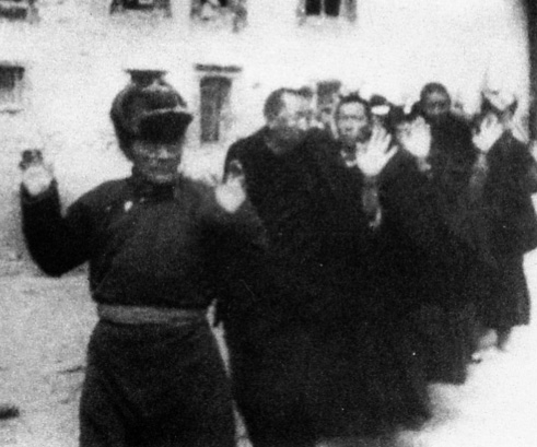 Asiablog_it's tweet image. #10MARZO 1959🕯️   

A Lhasa inizia la Rivolta Tibetana contro l'occupazione cinese: la repressione provocherà un numero imprecisato di morti e decine di migliaia di profughi, molti dei quali finiranno in esilio in India, Nepal e Bhutan. Tra di loro il 24enne @DalaiLama.