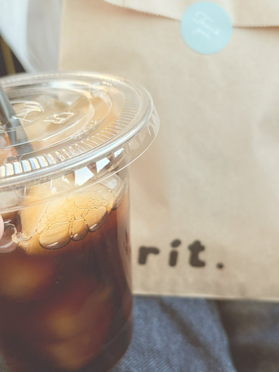 研修頑張ったから
ご褒美にcafe rit.行ってきた

ご褒美だから
チャンククッキーも買ってきた

いっぱい食べたっていいじゃないか
ご褒美だもの
みつを

クッキーの写真撮り忘れちゃったけど
チョコみちみちで美味しかったよよよ🤤