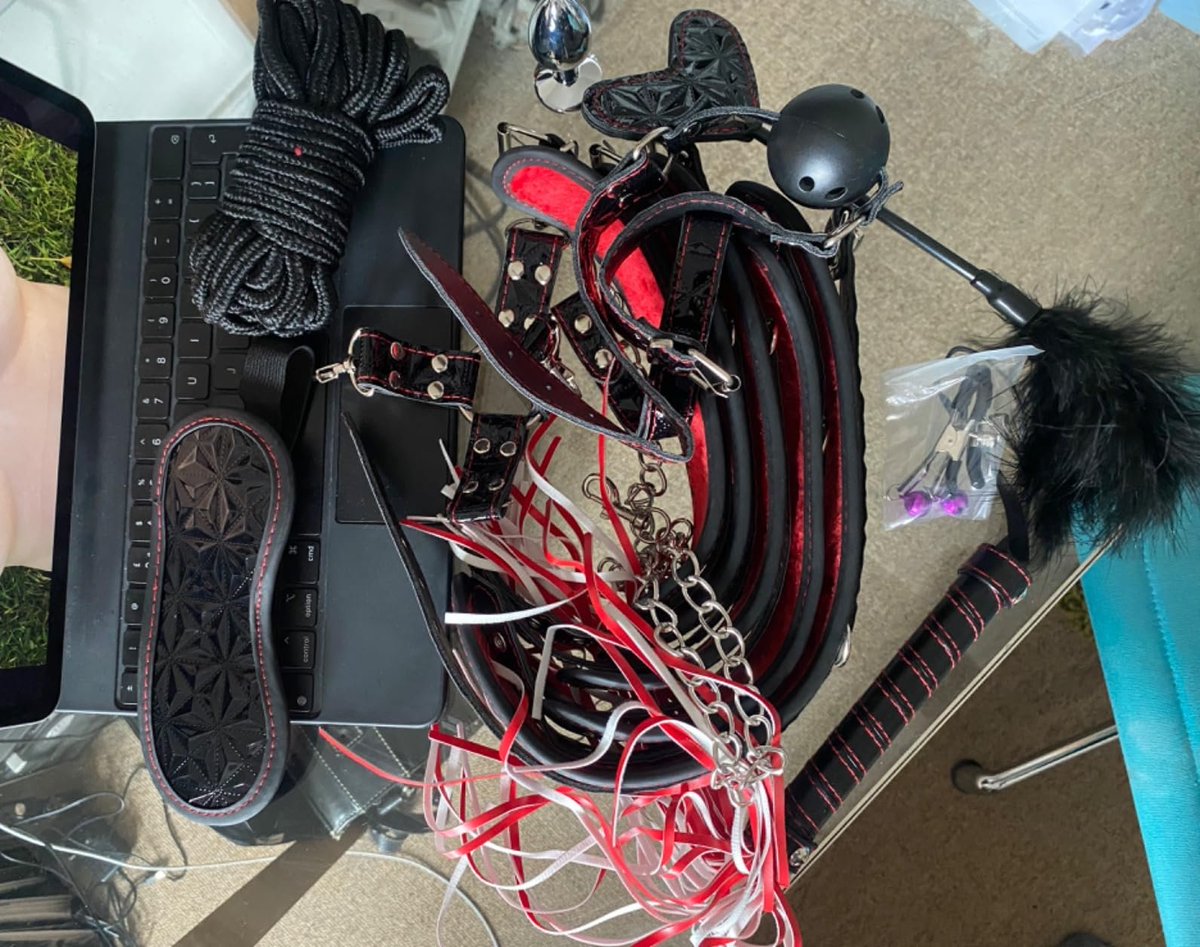Anna1591286Anna's tweet photo. One kit, endless possibilities: tease, torment, total submission.
What's your safe word?
#BDSMKit #BDSM #Bondage #AdultToys #SexToys #Kink #Fetish #CouplesPlay #Blindfold #Hogtie https://t.co/LHJiO62rx3