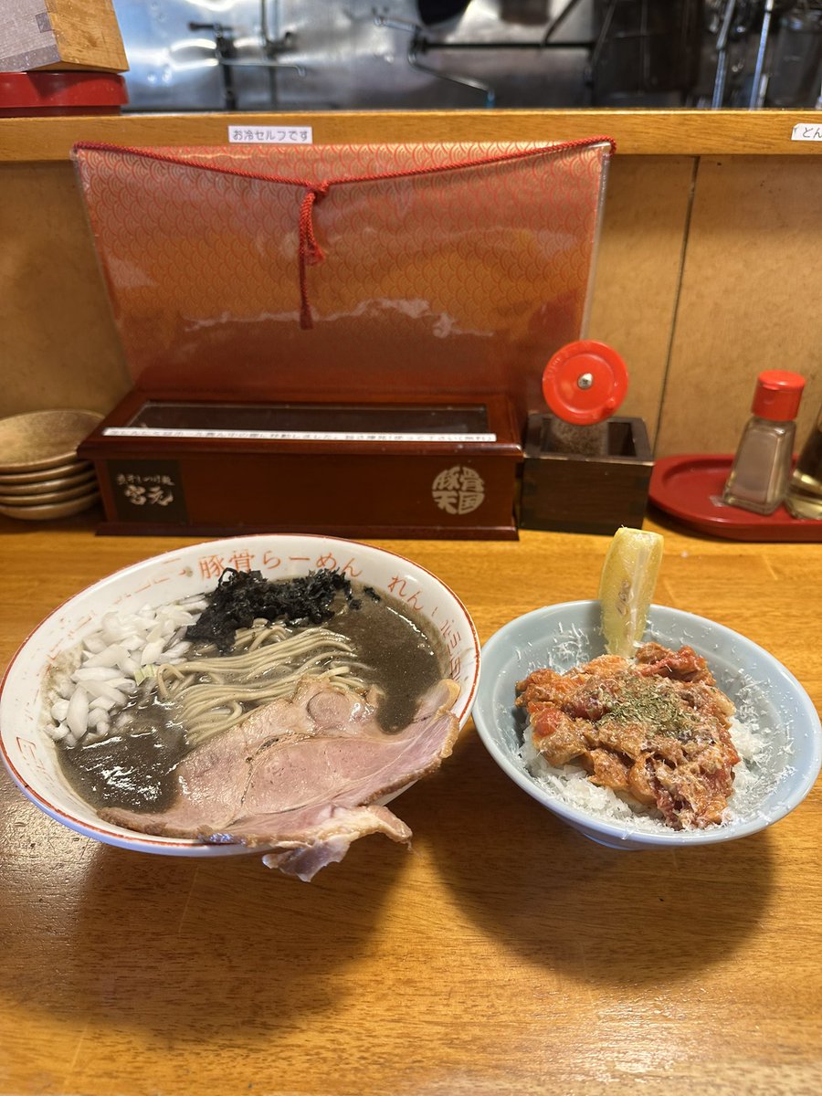 1052ren's tweet photo. 現在毎週1.2回セメント煮干らーめん
🦑イカ煮干バージョンを提供しています。
🦑🍅トマトライス　
🦑🧈バターライス
旨みの相乗効果抜群なのでオススメです。
毎週⇩に提供日を配信しています。　
ご確認してからのご来店よろしくお願いします。 https://t.co/n73VcA7Qg3