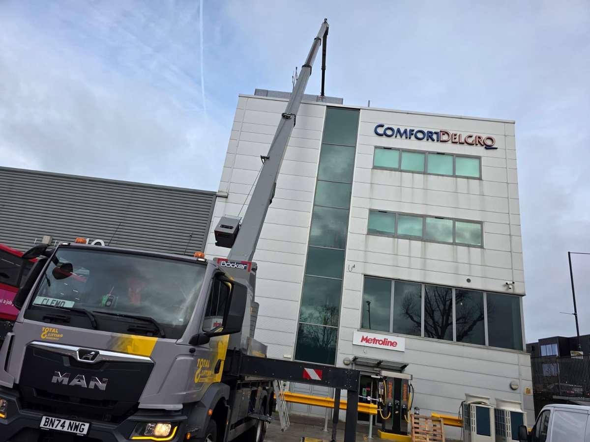 TotalLifting's tweet photo. Another air con lift in preparation for the hotter weather!

In London once again, our AK48 replacing 400kg air con units for a valued heating and air conditioning company. 

Our teams expertise make us a first choice for many of these lifts.

#AirConditioning #TrustedLifting https://t.co/8kRz6g83lF