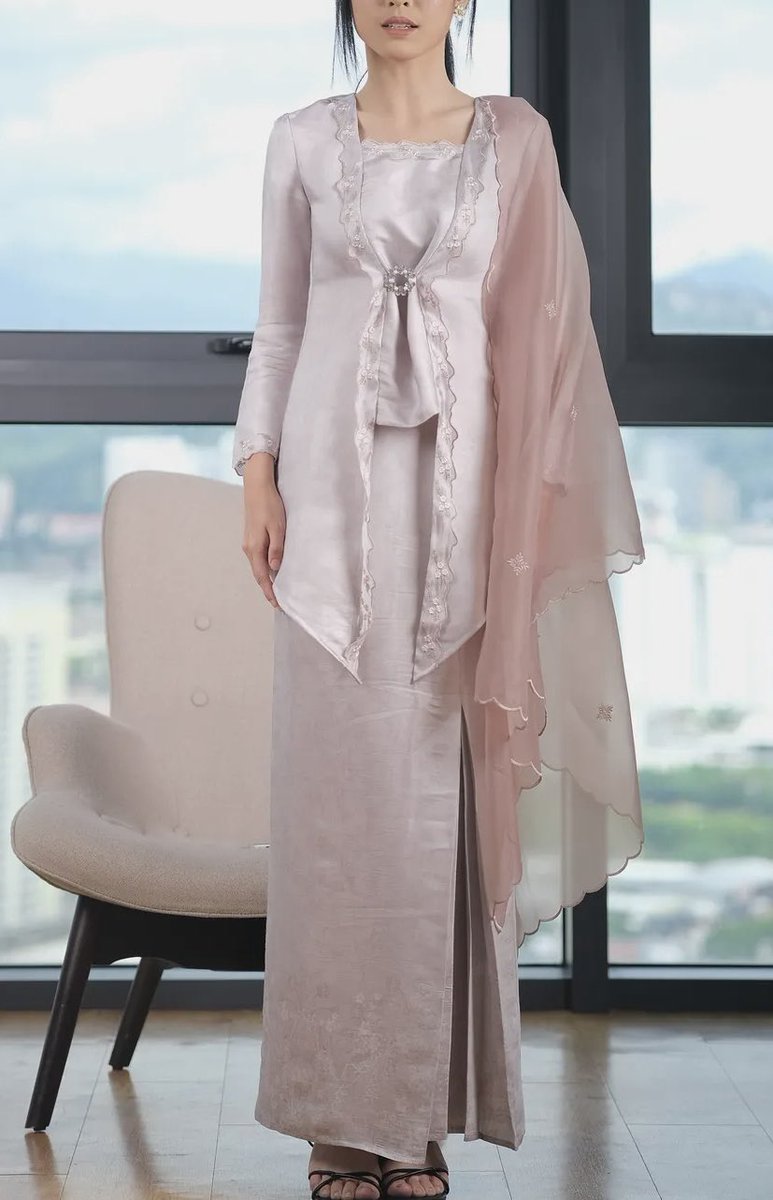 Cantik gilaaaa okeyyy??? Boleh pilih either nak short or long kebaya. Tapi memang tiap tahun brand ni tk mengecewakan pun. Baju raya dia minimalist tapi lawoooo. 

More colour here koranggg s.shopee.com.my/60MV8brDMZ