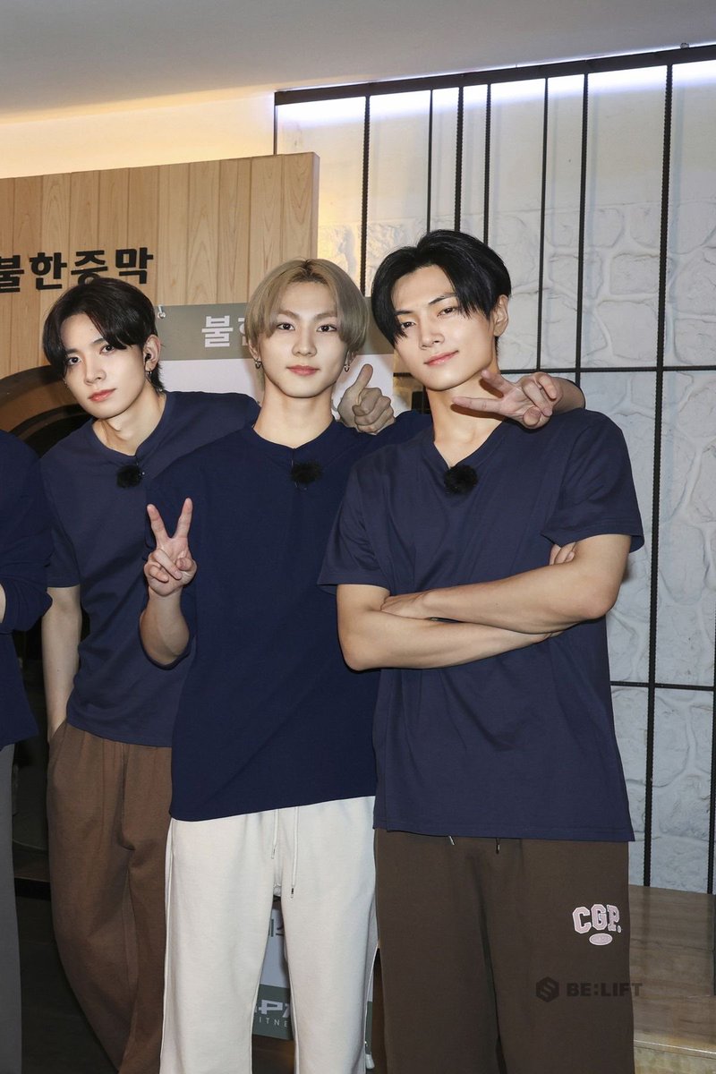 jaywonau's tweet photo. aku mau lari ke korea buat meluk jaywon, karena aku tau jungwon pasti lagi salahin diri dia dan jay lagi nangis karena kehilangan hyung satu-satunya 😭 heeseung just so you know we love you so much 😭💔 https://t.co/hjYmZf4LoG