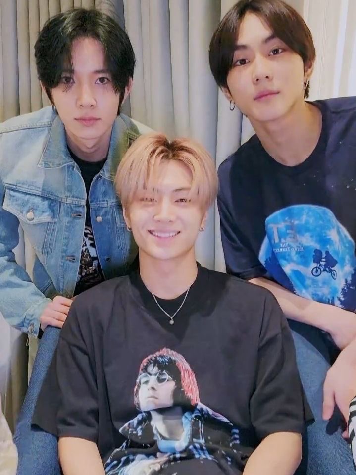 jaywonau's tweet photo. aku mau lari ke korea buat meluk jaywon, karena aku tau jungwon pasti lagi salahin diri dia dan jay lagi nangis karena kehilangan hyung satu-satunya 😭 heeseung just so you know we love you so much 😭💔 https://t.co/hjYmZf4LoG