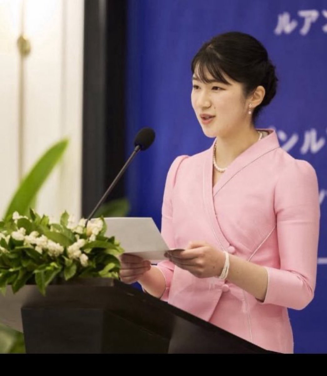 美輪明宏さん

愛子様のお顔をご覧なさい。
こんなに慈愛に満ちた菩薩のような笑顔ができる方が他にいますか？
 
天皇という役割はね、政治権力じゃないの。
国民の幸せを祈る祭祀シャーマンなんです。
祈る力に男も女も関係ありません。

むしろ古代から神の声を聞くのは女性の役割でした。