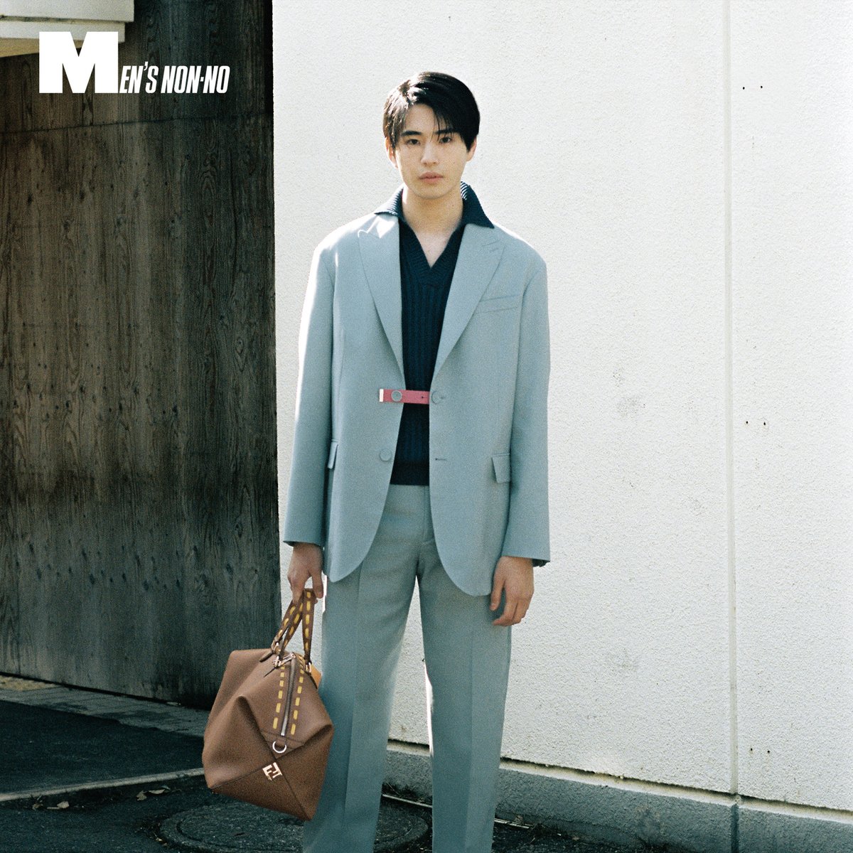 FENDI_JAPAN's tweet photo. FENDI、春を告げるムード。
中沢元紀が出会う色彩と光の間
構築的なカラーパレットでメゾンの美学を映し出した今季のフェンディと、俳優・中沢元紀の柔らかなムードが溶け込む。
透けるようなシャツや彩り豊かなセットアップが、春の気配を静かに描いた。

#PR #FENDI #フェンディ #中沢元紀 #mensnonno @MENSNONNOJP 

▼メンズ新作はこちら
https://t.co/valHrZlqkc

▼メンズ先行予約はこちら
https://t.co/tJLa7fLfFa

MEN'S NON-NO 2026年4月号／集英社
