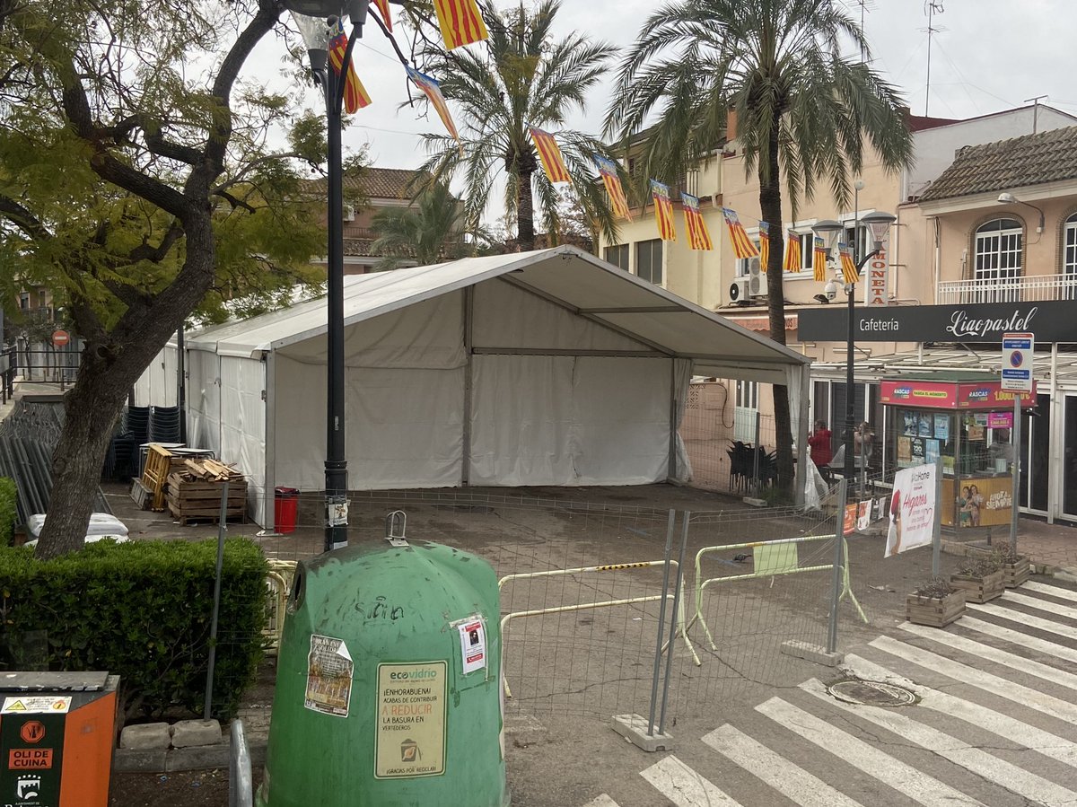 meteolp's tweet photo. Para que el fin de semana pasado, los falleros pudieran pegarse la primera fiesta gorda, tenemos que sufrir toda esta semana las calles cortadas por las carpas VACÍAS.
No creo sinceramente que sea la mejor forma de llegar a un equilibrio entre la fiesta y los vecinos #fallas26 https://t.co/Ro1pNJftKg