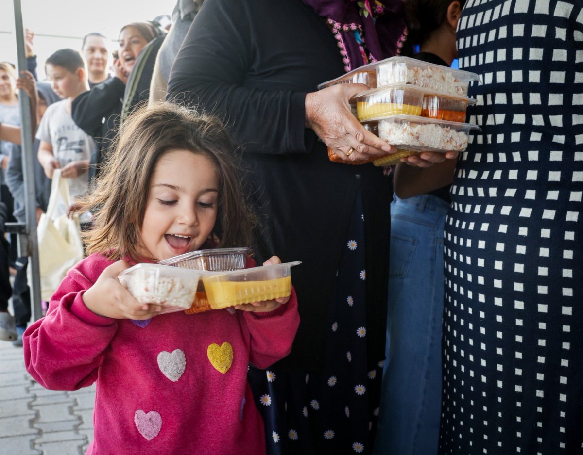 Pide kokusu, çocuk neşesi…  
Ramazan sofralarının en güzel hali.

Paylaşılan her lokmada,  
çocukların gülümsemesi çoğalıyor. 🌙

📲 FİTRE yaz 1877’ye gönder (240 TL)
📲 FİDYE yaz 1877’ye gönder (240 TL)

💻 kizilay.org.tr üzerinden bağış yapabilirsiniz.
📞 168 Bağış ve