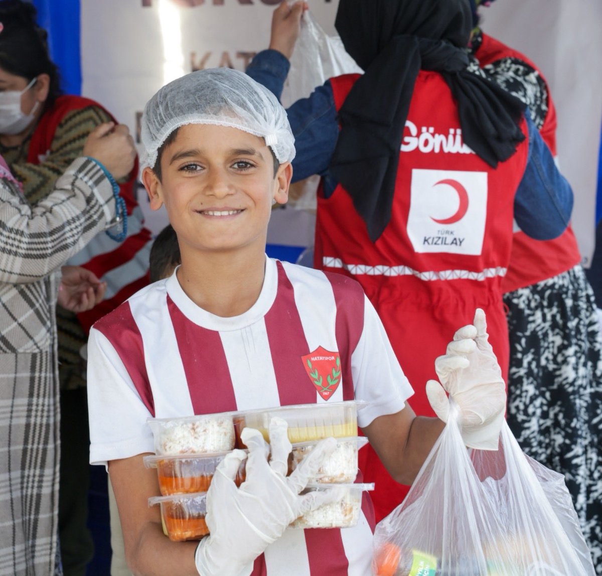 Kizilay's tweet photo. Pide kokusu, çocuk neşesi…  
Ramazan sofralarının en güzel hali.

Paylaşılan her lokmada,  
çocukların gülümsemesi çoğalıyor. 🌙

📲 FİTRE yaz 1877’ye gönder (240 TL)
📲 FİDYE yaz 1877’ye gönder (240 TL)

💻 https://t.co/zDqulC2slm üzerinden bağış yapabilirsiniz.
📞 168 Bağış ve İletişim Hattı
#YanıBaşındayız