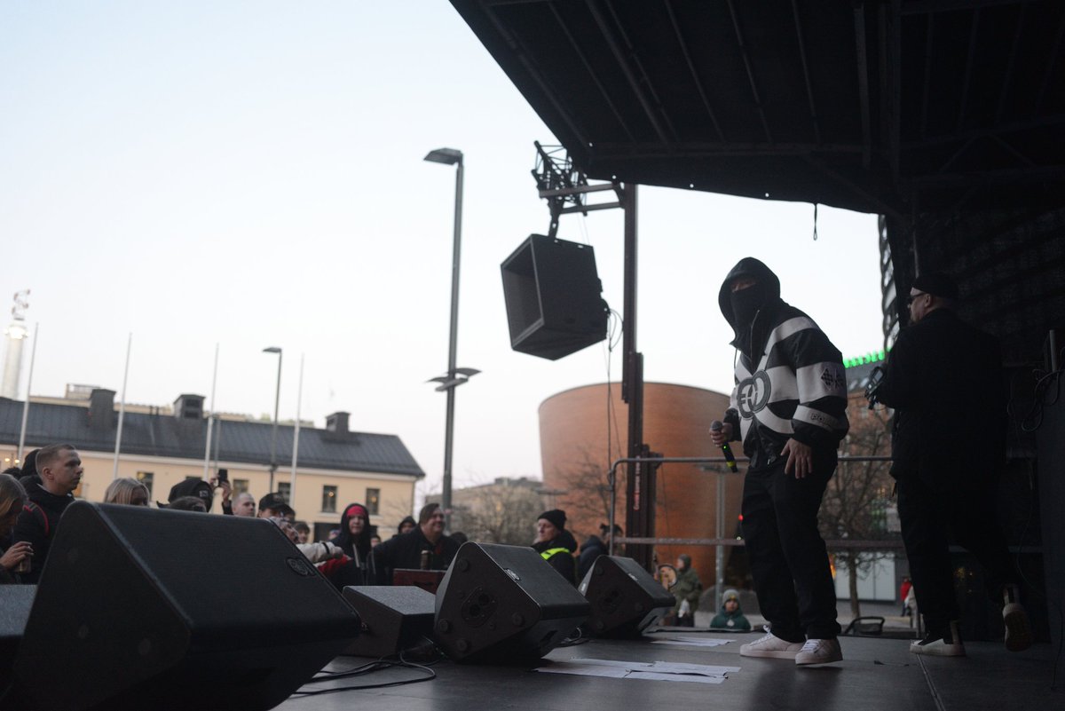 J U L M A H E N R I tweet media