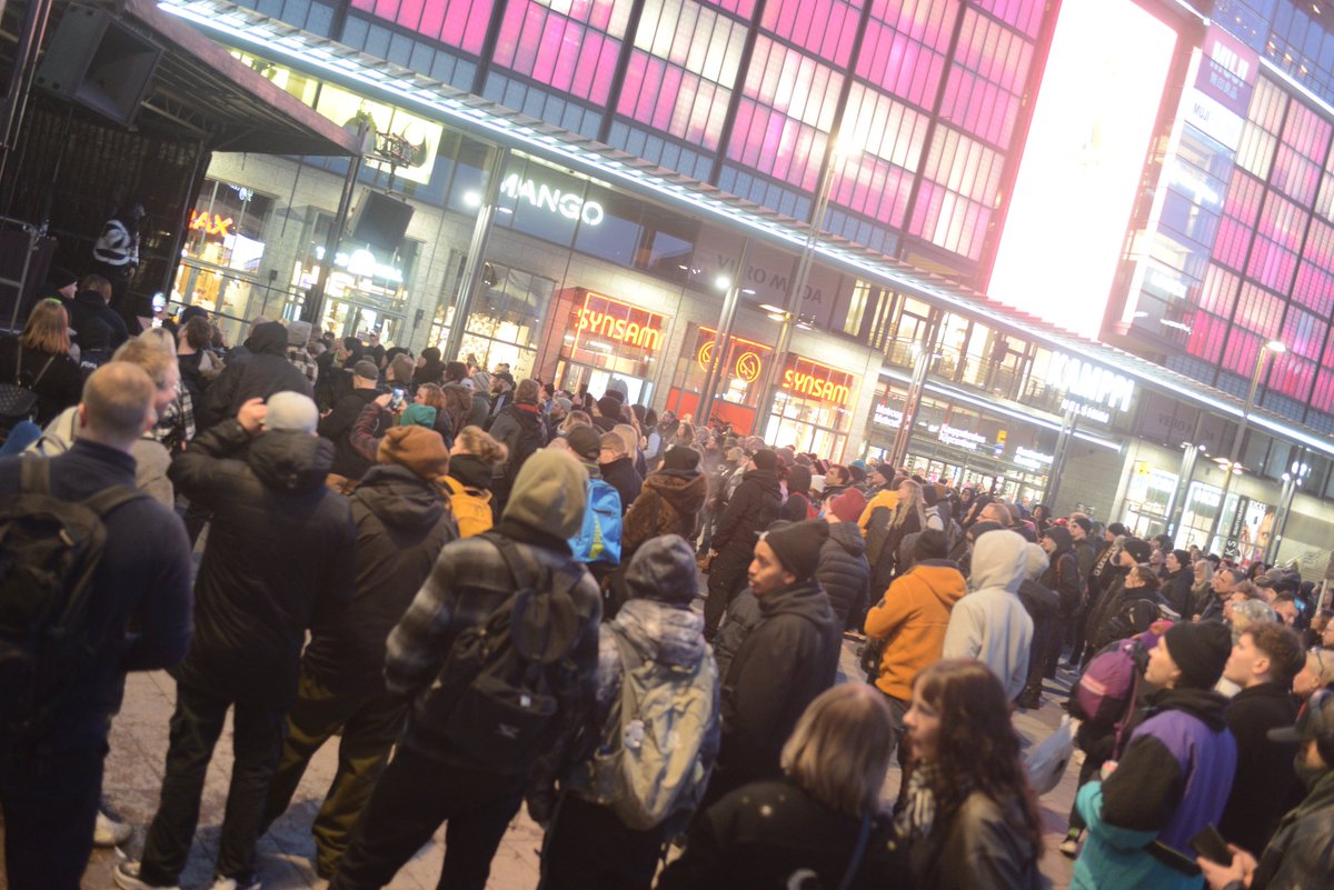 J U L M A H E N R I tweet media