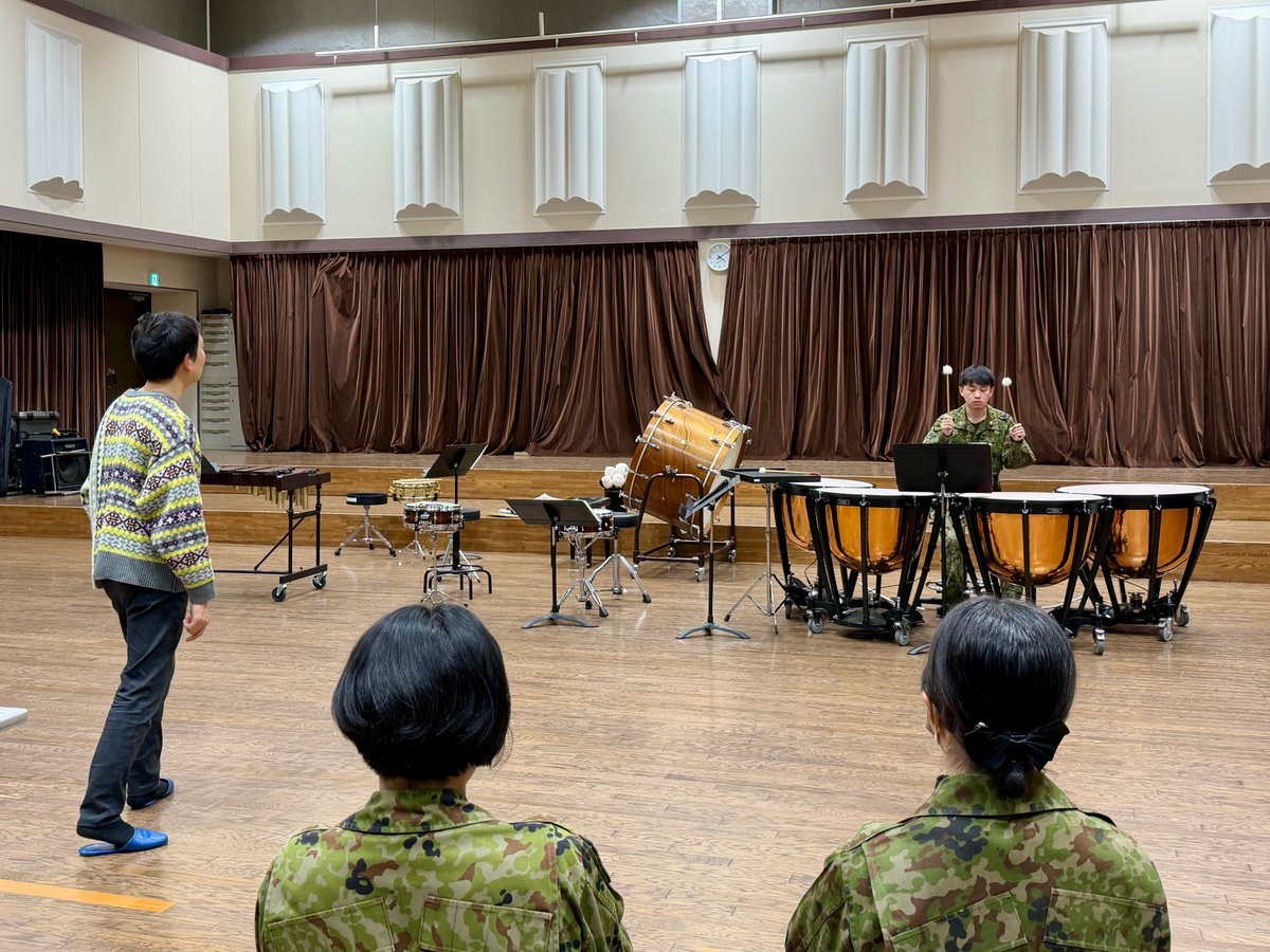 本日、 #札幌交響楽団 副主席 #打楽器 奏者 そして #札幌大谷大学 非常勤講師である大家和樹氏をお迎えして、打楽器パートの隊員が個人レッスンを受講しました♪

#北部方面隊 #北部方面音楽隊 #自衛隊 #ソロ #レッスン
