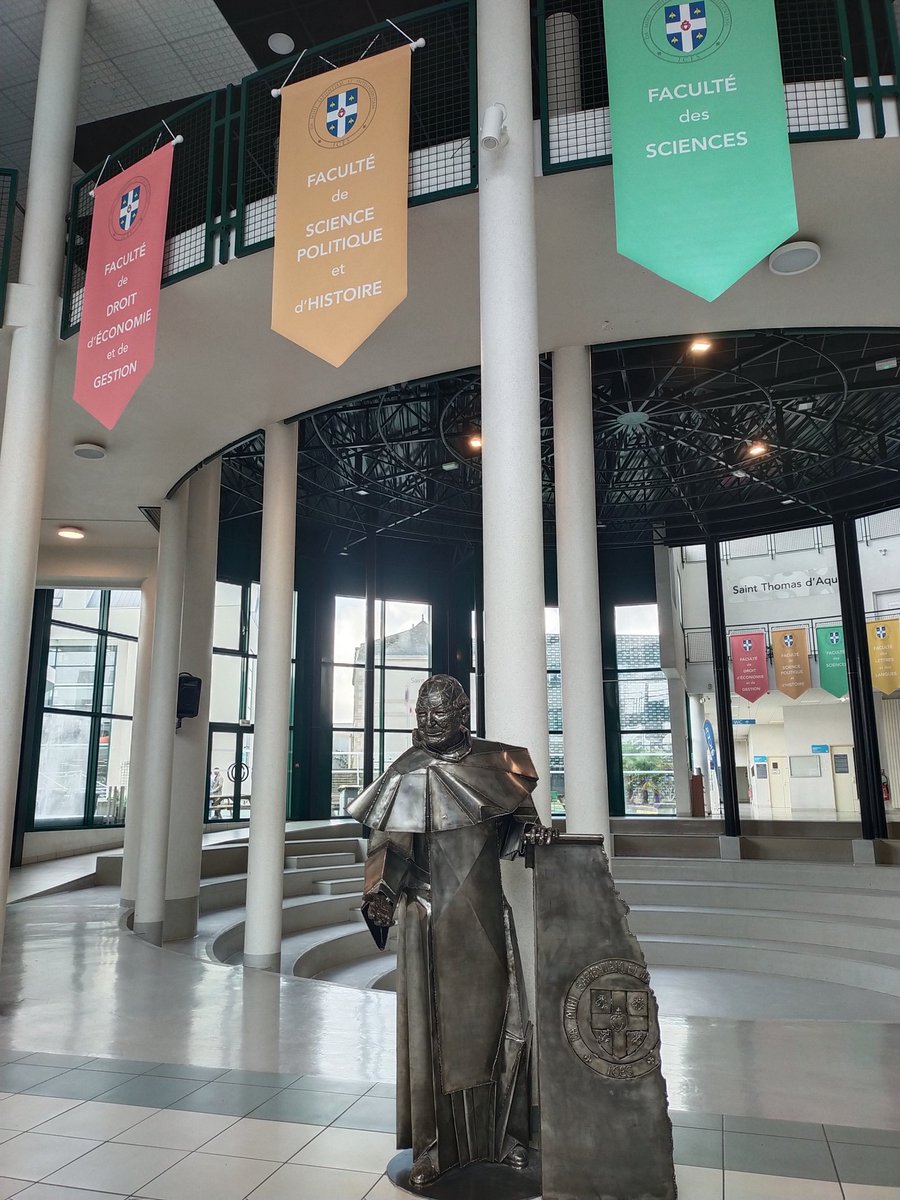 JulieLeToquin's tweet image. Hier c'était ma rentrée dans une nouvelle école, l'ICES à La Roche sur Yon, en tant que professeur. 

J'ai intégré l'équipe pédagogique de la licence professionnelle de guide conférencier, afin de former des futurs professionnels au handicap. 
#ices #larochesuryon #enseignement