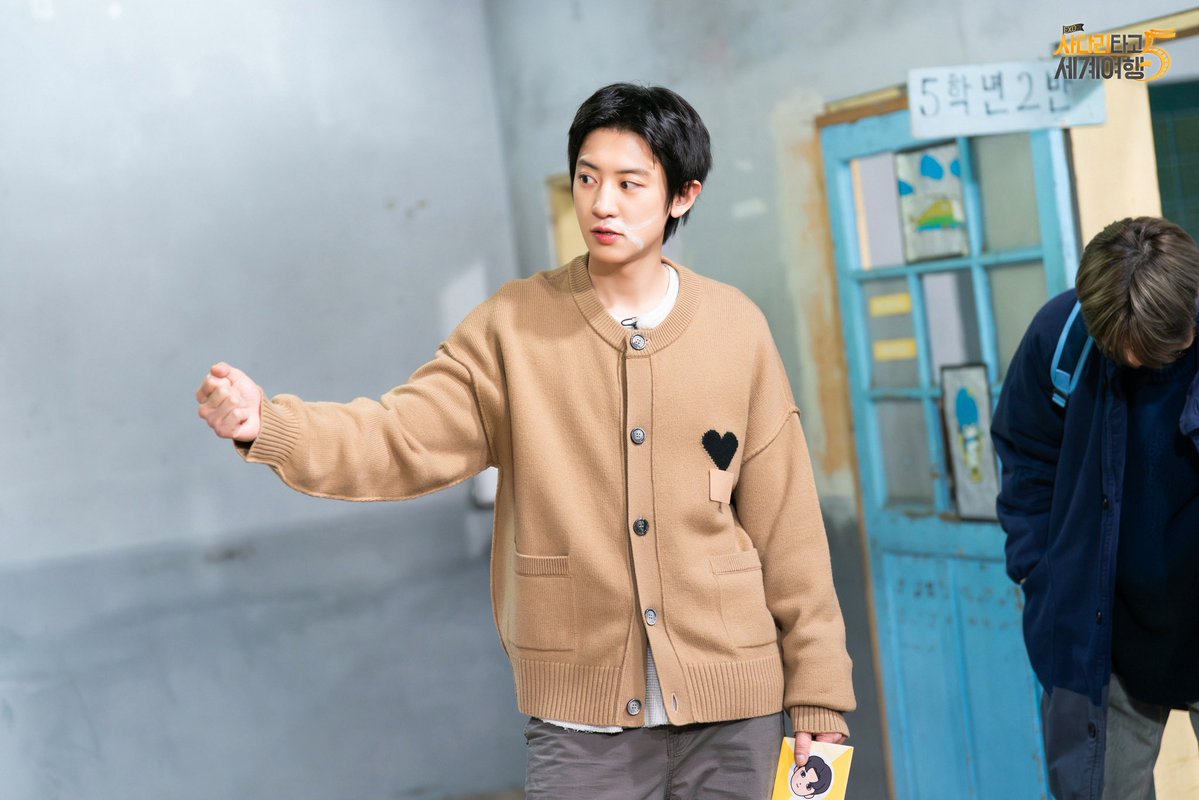 Now Chanyeol's fake snot is until his cheeks 😂