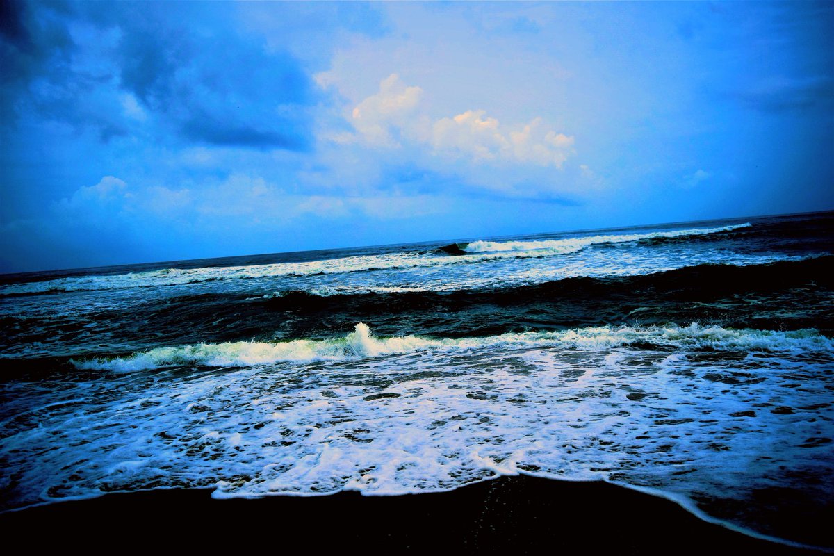 swordsnhammer's tweet photo. @k_pawlowska GM ๐ Katja ๐
I travel from a quiet morning #silhouette to a restless #ocean shore, eventually finding my escape under these ๐ต lights. Itโs a blue-tinted ๐, but Iโm keeping just enough 'yellow' in my glass to get through the #Tuesdayblues
Life's "A Long ๐ฃ๏ธ ๐ถ" enjoy Now ๐ https://t.co/RNJZOaPeOC