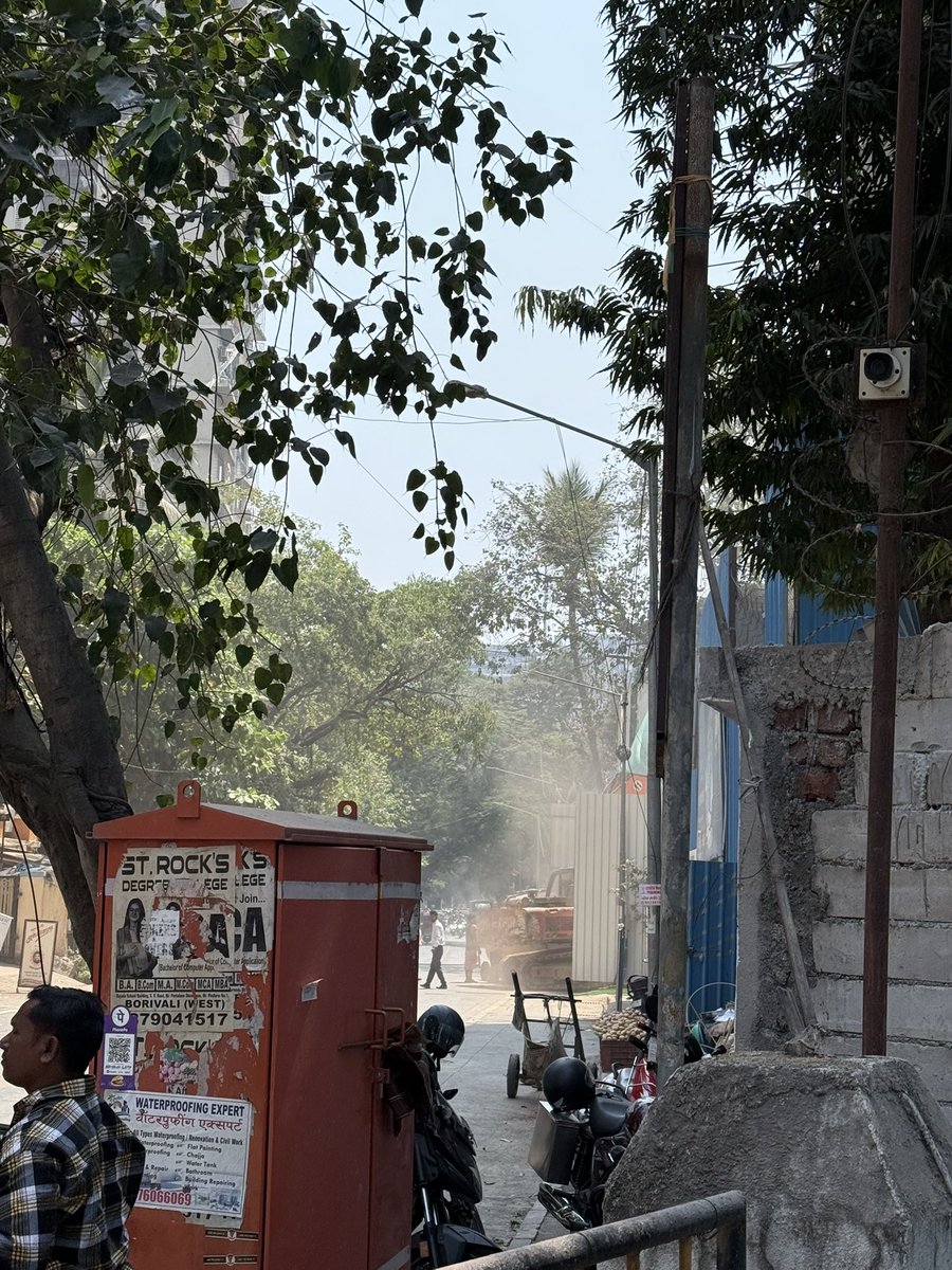 satyajitchavan3's tweet photo. @mybmc 
heavy dust particles are spreading at 1.35 pm now at Hari shankar joshi road opp ankur beauty parlour. 
Demolition  of building is in progress.
Kindly  take immediate  action.
dahisar (east) https://t.co/1WO1KS4DYy
