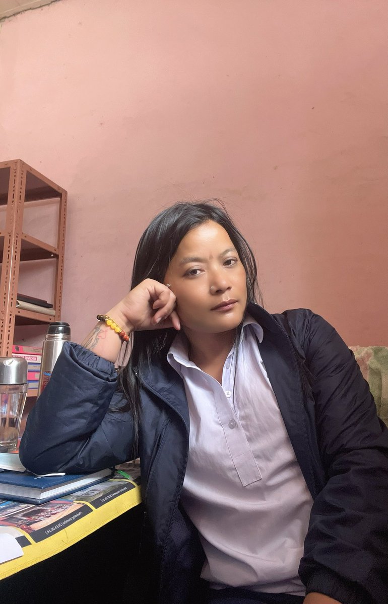 केही दिन भयो 
अलि कति सन्चो छैन मलाई 
मुस्कुराएर हिड्ने बानीले होला
सोध्दैनन कसैले
"कस्तो छ तलाइ"
हास्न छोड्दिन म
बोल्न छोड्दिन म
बुझाएर नबुझे झै गर्नेलाई
सुनाउ दुख
यहाँ कस्लाइ??