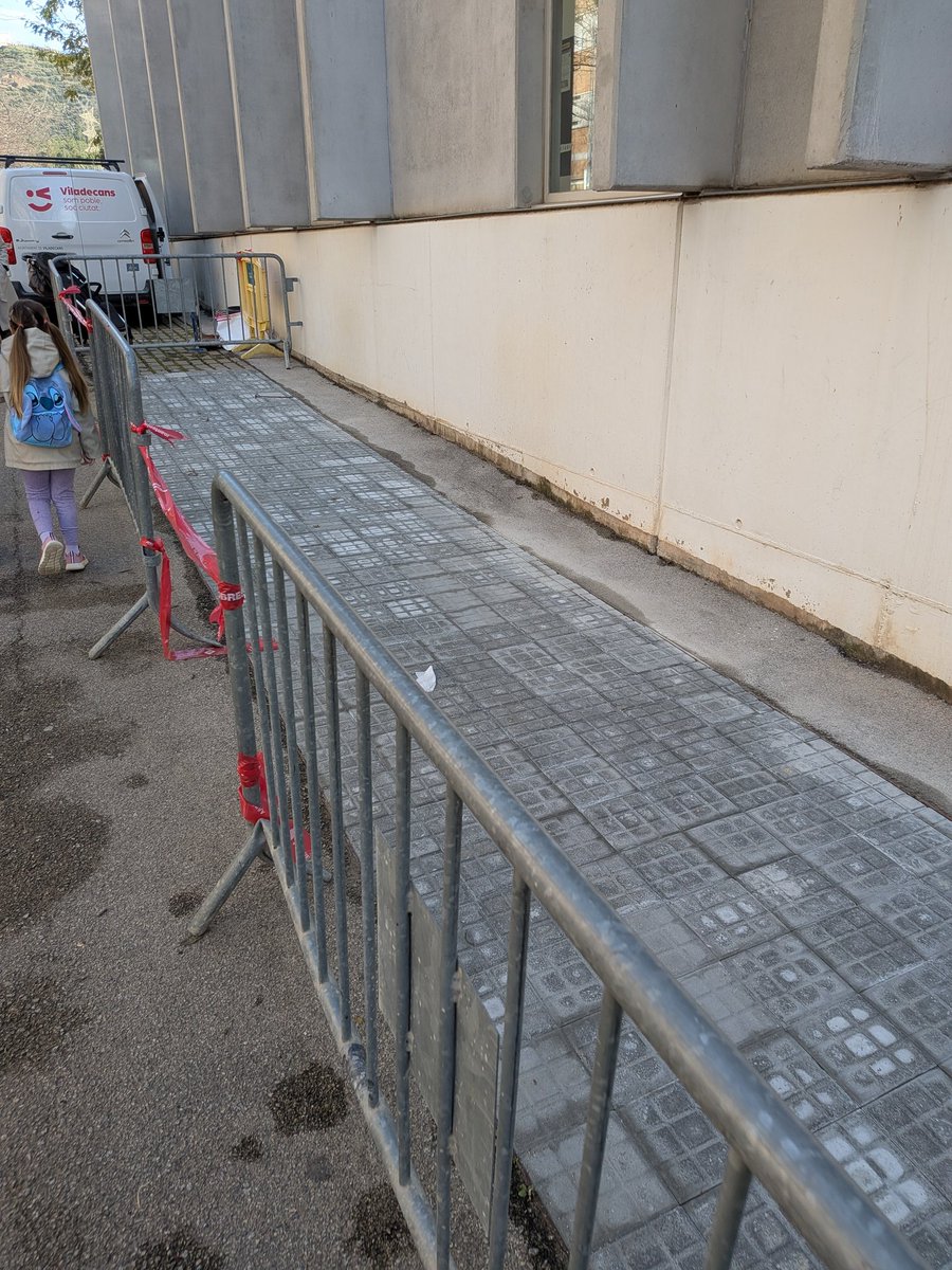 Skweez's tweet photo. Viladecans, ciutat verda. On abans hi havia terra i plantes, ara hi fiquem pedra i formigó. Això és a la entrada de la escola Miquel Martí i Pol. #somgreen #greenleaf https://t.co/kI3iKYV9wy