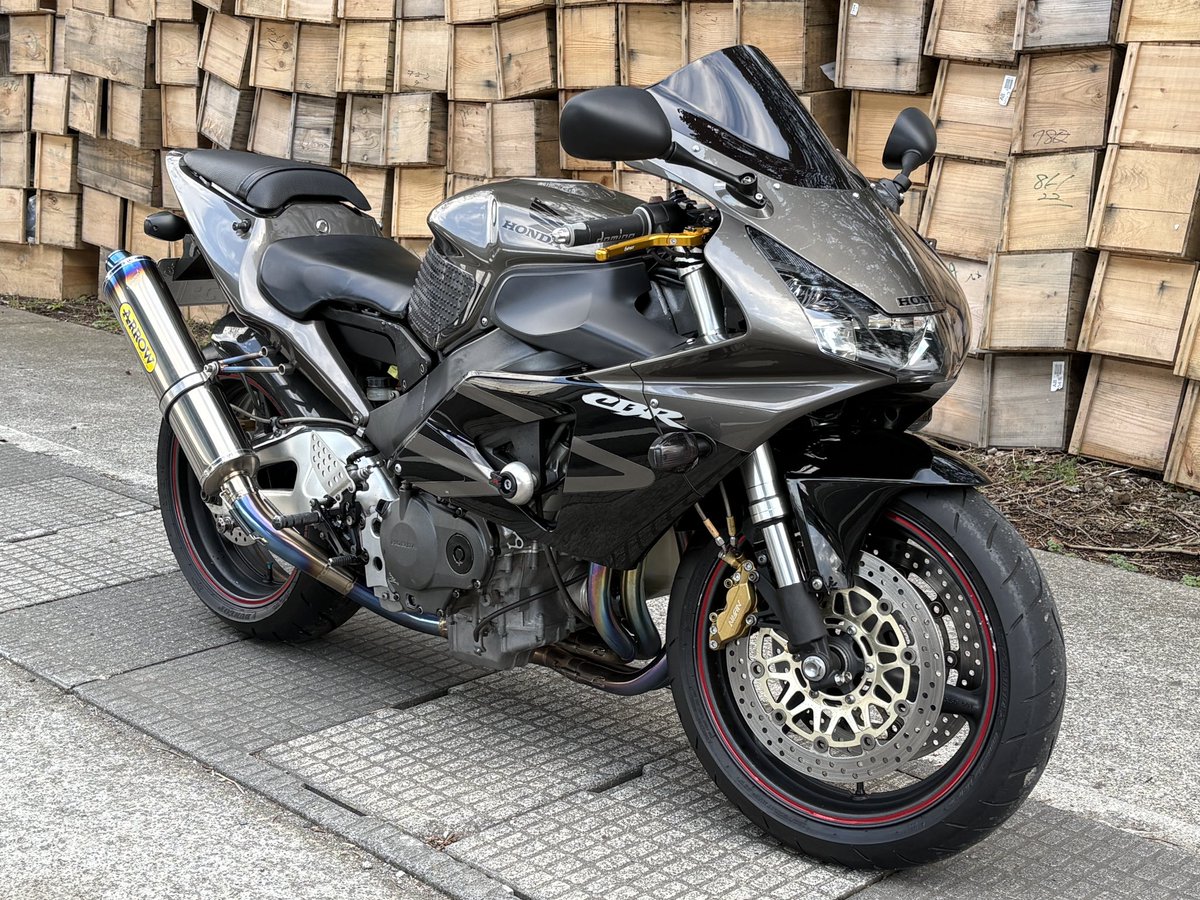 Apollon_carmoto's tweet photo. ✨販売車両情報✨

2003y CBR954RR （SC50）  3.7万km  
車体本体価格　45万円（税込）

隠れた名車‼️954のCBRの販売準備がととのいました☺️

国内→フルパワー化済。
チタニウムメタリックのハーフカウル仕様。
細かなところまでメンテナンスが行き届き、
そのままでも安心して乗り出せます✨

心配される純正パーツのストックも多数！
・レギュレータ
・ヘッドライト
・リヤサス
・リヤブレーキディスク
・サービスマニュアル
・パーツリスト

電子制御介入時代以前のバイク本来の動きを楽しめる一台になっています。
本当に楽しい一台です。

初めてのリッターバイクにもおすすめ‼️

リプ、またはDMにてお気軽にお問合せください☺️