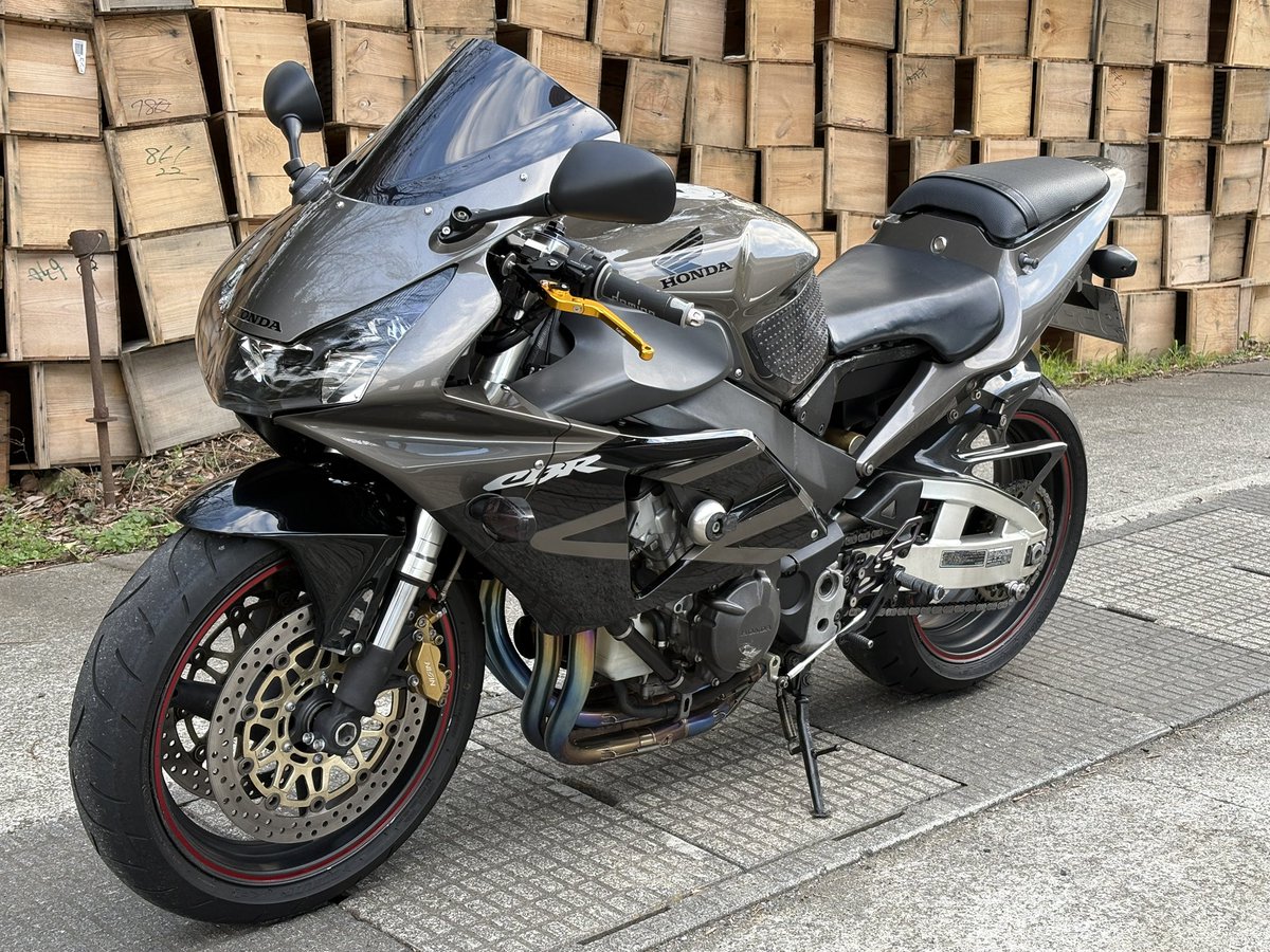 Apollon_carmoto's tweet photo. ✨販売車両情報✨

2003y CBR954RR （SC50）  3.7万km  
車体本体価格　45万円（税込）

隠れた名車‼️954のCBRの販売準備がととのいました☺️

国内→フルパワー化済。
チタニウムメタリックのハーフカウル仕様。
細かなところまでメンテナンスが行き届き、
そのままでも安心して乗り出せます✨

心配される純正パーツのストックも多数！
・レギュレータ
・ヘッドライト
・リヤサス
・リヤブレーキディスク
・サービスマニュアル
・パーツリスト

電子制御介入時代以前のバイク本来の動きを楽しめる一台になっています。
本当に楽しい一台です。

初めてのリッターバイクにもおすすめ‼️

リプ、またはDMにてお気軽にお問合せください☺️