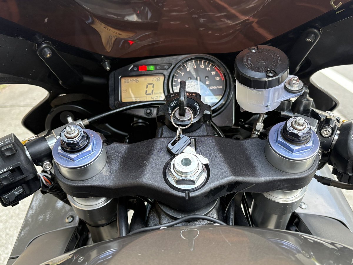Apollon_carmoto's tweet photo. ✨販売車両情報✨

2003y CBR954RR （SC50）  3.7万km  
車体本体価格　45万円（税込）

隠れた名車‼️954のCBRの販売準備がととのいました☺️

国内→フルパワー化済。
チタニウムメタリックのハーフカウル仕様。
細かなところまでメンテナンスが行き届き、
そのままでも安心して乗り出せます✨

心配される純正パーツのストックも多数！
・レギュレータ
・ヘッドライト
・リヤサス
・リヤブレーキディスク
・サービスマニュアル
・パーツリスト

電子制御介入時代以前のバイク本来の動きを楽しめる一台になっています。
本当に楽しい一台です。

初めてのリッターバイクにもおすすめ‼️

リプ、またはDMにてお気軽にお問合せください☺️