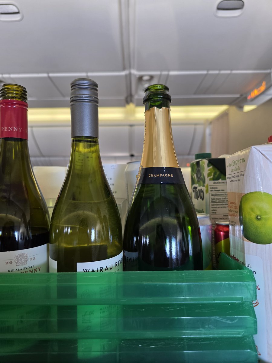 EVA air (อีวีเอ แอร์) Premium Economy ไปลอนดอน คุ้มสุดคุ้ม
-นน.กระเป๋า 23kg x 2 ใบ
-เก็บไมล์ทีจี 100% 
-จ่ายเพิ่ม 2400/ขา จองที่นั่งแถวหน้าสุดมีที่รองขาได้ 
-อาหารดีมากเวอร์ 
-เครื่องดื่มเสิรฟเชมเปญ ไม่ใช่ Sparkling wine 
-เด็ดสุดคือแจก fast track ผ่าน ตม.ลอนดอน