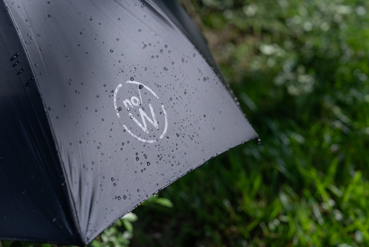 sokit_jp's tweet photo. no/W - Ultralight Umbrella (All Weather)
 
 直径95cmとゆとりあるサイズながら、重量わずか158gの軽量な晴雨兼用傘。
 耐水圧15,000mm・完全遮光・UPF 50+の高機能生地に、優れた耐風設計を備えています。
 登山の際に持参しても、不意の突風で壊れてしまっては意味がありません。
 耐風性へのこだわりは、台風によって大きな被害の出ることもある台湾のブランドだからこそでしょう。
 
 オールブラックのシンプルなデザインは、登山中だけでなく普段のお出かけからスーツでの通勤、営業周りにも一本で応えてくれます。
 黒い生地でも遮熱性はしっかり確保されているので、夏の日差しも怖くありません。
 
 わずか5g！の保険でバックパックへの外付け時に傘をしっかり保護するDCF素材の傘袋は、キャッチーな見た目も魅力的。
 軽くて、強くて、日差しも防ぐ。
 妥協なしの晴雨兼用傘です。