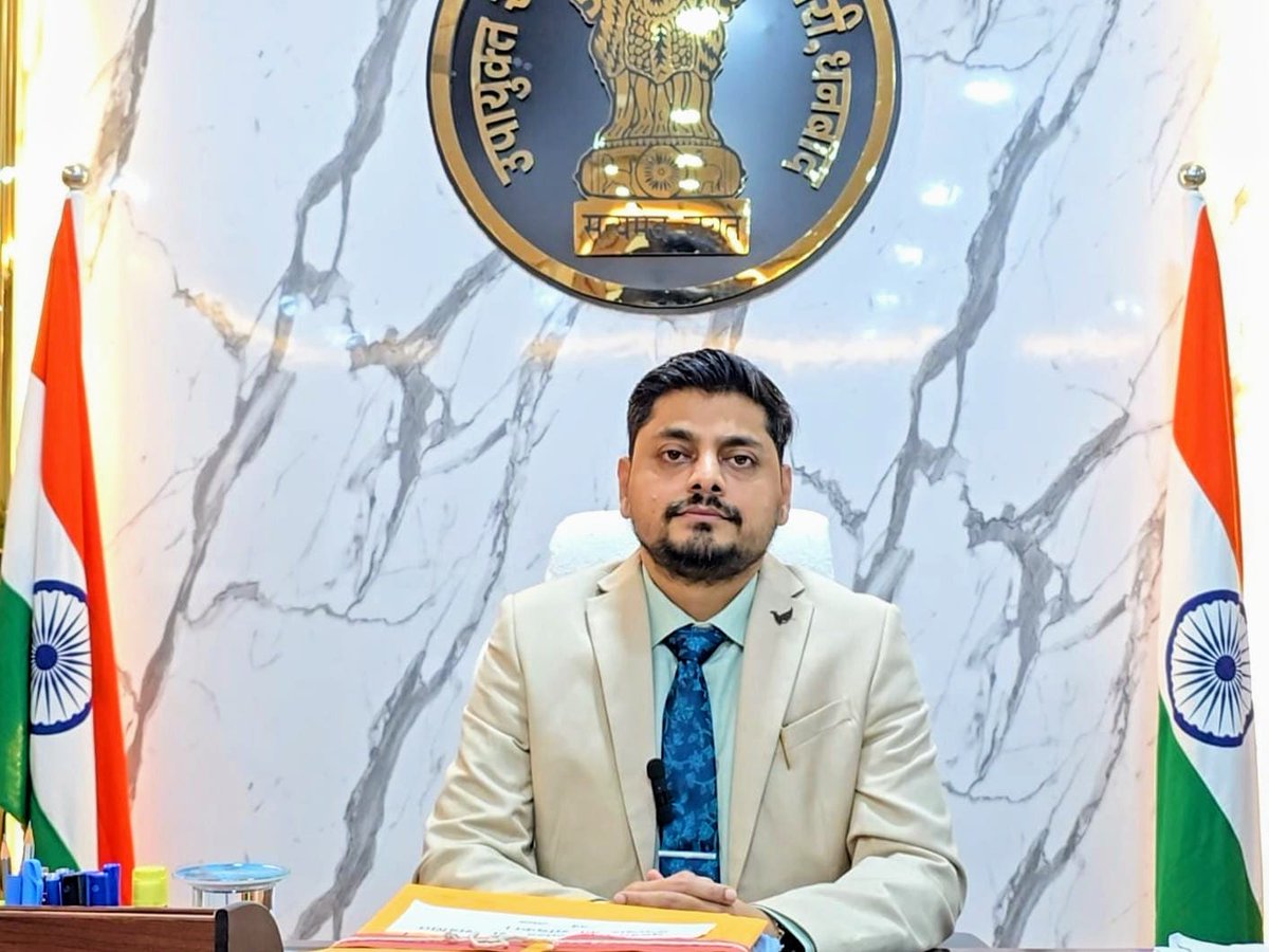 #धनबाद_नगर_निगम के नवनिर्वाचित महापौर व वार्ड पार्षद तथा #चिरकुंडा_नगर_परिषद के अध्यक्ष व वार्ड पार्षद 18 मार्च 2026 को समाहरणालय में शपथ ग्रहण करेंगे। धनबाद नगर निगम के लिए प्रथम तल स्थित सभाकक्ष तथा चिरकुंडा नगर परिषद के लिए तृतीय तल के कक्ष संख्या 314 में कार्यक्रम आयोजित