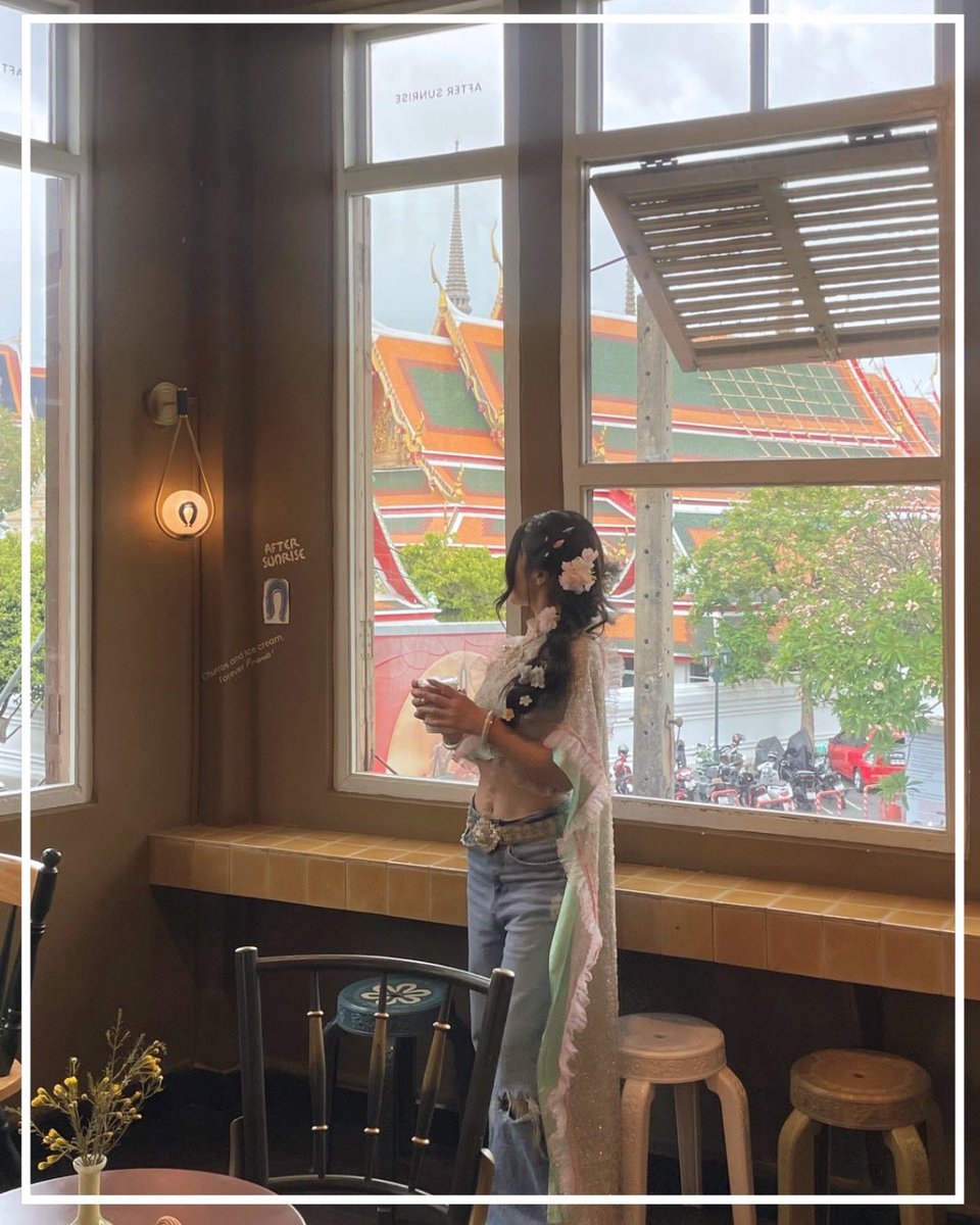 AmazingThaiJP's tweet image. バンコクで今話題の「デニム×サバイ」スタイル👖🇹🇭
タイの伝統衣装・サバイを、デニムと合わせてカジュアルに楽しむのが最新トレンド。

ワットアルンを背景に撮影するのも人気です📸

📷 by k0001112💚

#バンコク #タイ旅行