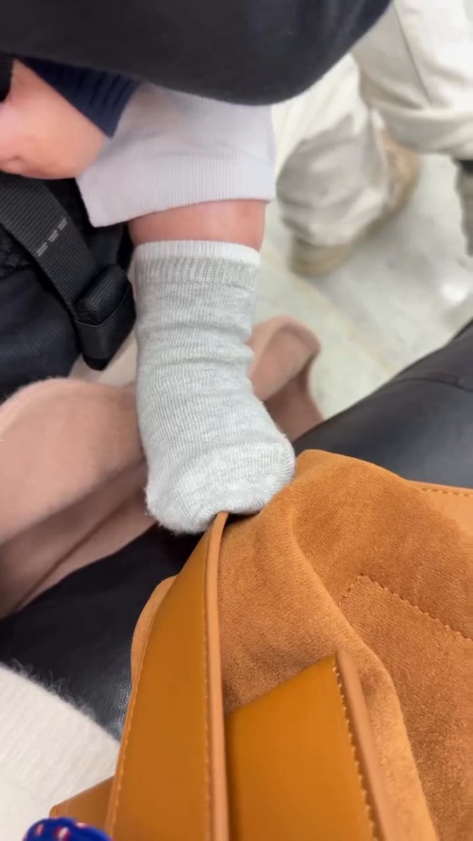nubian6's tweet photo. In the waitingroom, the person next to me stepped on my foot over and over, and instead of apologizing they just kept smiling and looking at me… I seriously don’t get it. https://t.co/INpVM57ikV