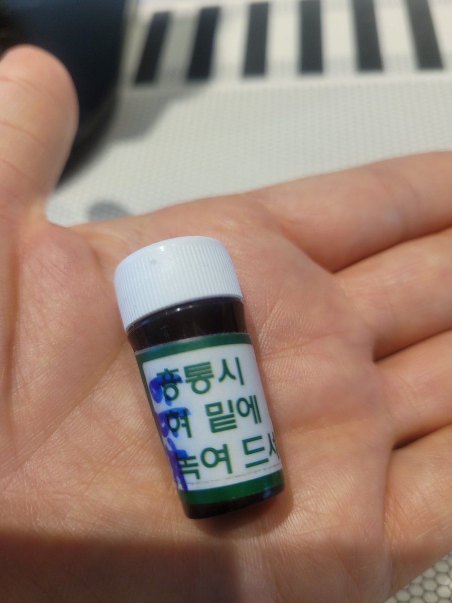 제가 심장마비로 cpr받고 2주간 혼수상태에 있다가 깨어난 사람인데요
가슴통증과 팔저림 있습니다
이게 쓰러지기전 상황이라 극단적으로 갈때 증상인지 몰라도 가슴 답답함과 왼쪽 팔저림이 있었어요
그래서 병원에 갔는데 스트레스성 과호흡이라며 수액을 처방한뒤 돌려보냈고 2주뒤쯤 심장마비로