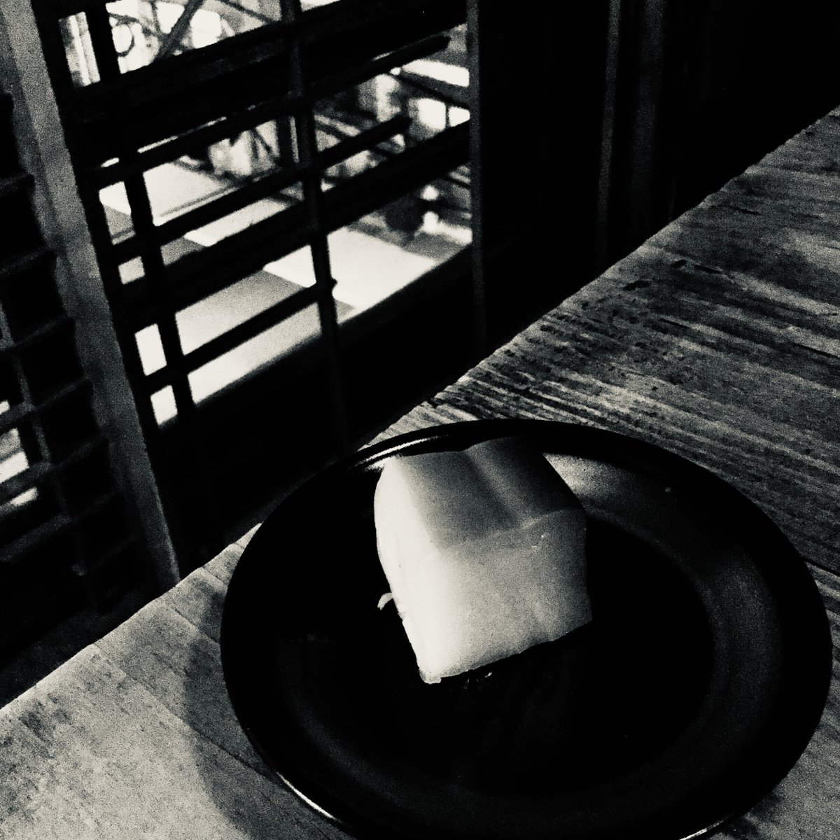 二百五十八）3/10
うるさきは　ふすま一枚　ついたても　
そばだてずとも　さわりの多さよ
#狂歌 
#ノ弥尽音