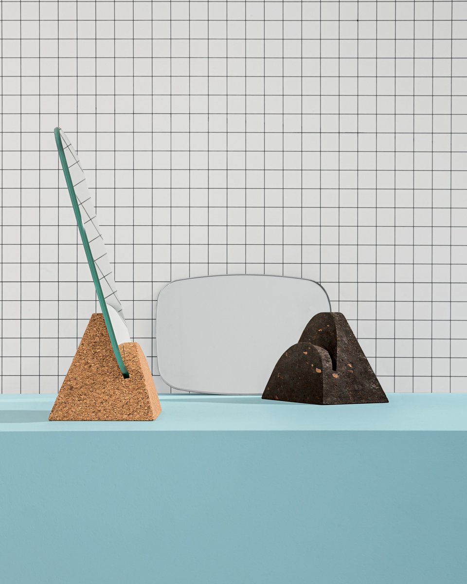 Table standing or wall hanging, in natural or black cork, Kormirò is a collection of mirrors which is expression of a sustainable and functional design.

Discover KORMIRO table: bit.ly/3PDkm0W