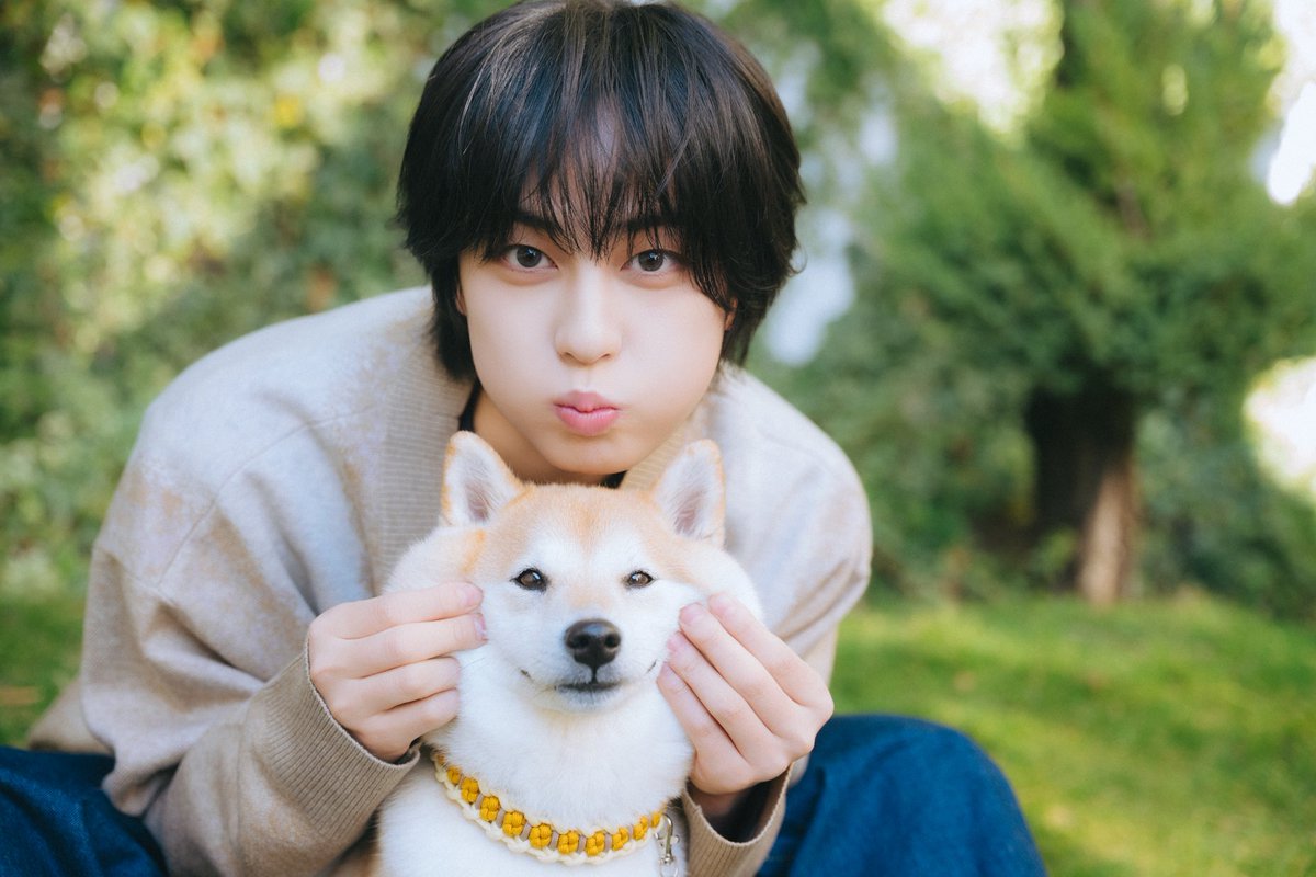 【特集】グローバルグループ・&amp;TEAMのTAKIさんが表紙に登場。撮影の相方は、柴犬の“のこ”ちゃん。撮影前は少し緊張気味だったTAKIさんでしたが、撮影が始まるとすぐに打ち解けた様子。のこちゃんはTAKIさんの膝の上でニコニコ。もちもちのほっぺをムニムニされると、思わずうっとりとした表情に。TAKI