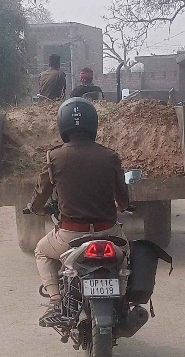 Patarkar97801Y's tweet photo. हरदोई में अवैध खनन कर रहे चालक सहित मिट्टी से भरे ट्रैक्टर ट्राली को पुलिस ने हिरासत में लिया

मिली जानकारी के अनुसार पुलिस कार्यवाही की बजाए मामले को दबाने की फिराक में

मामला पचदेवरा थाना क्षेत्र के भाभर गांव का 
@dmhardoi @Uppolice @hardoipolice @dgpup @myogiadityanath @UPGovt https://t.co/zB1S2Xj9F4
