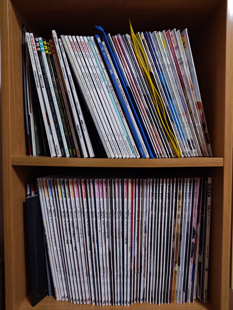 nivea1029's tweet photo. 実はBMSG(主にBE:FIRST)勢が載ってる雑誌、ちまちま集めるのが趣味で棚をやっと2台追加してやっと綺麗に整理できました。並べると圧巻感無量です。ほぼBE:FIRSTです。これだけ雑誌出てたんですよ。 https://t.co/XoKMOmtYgN