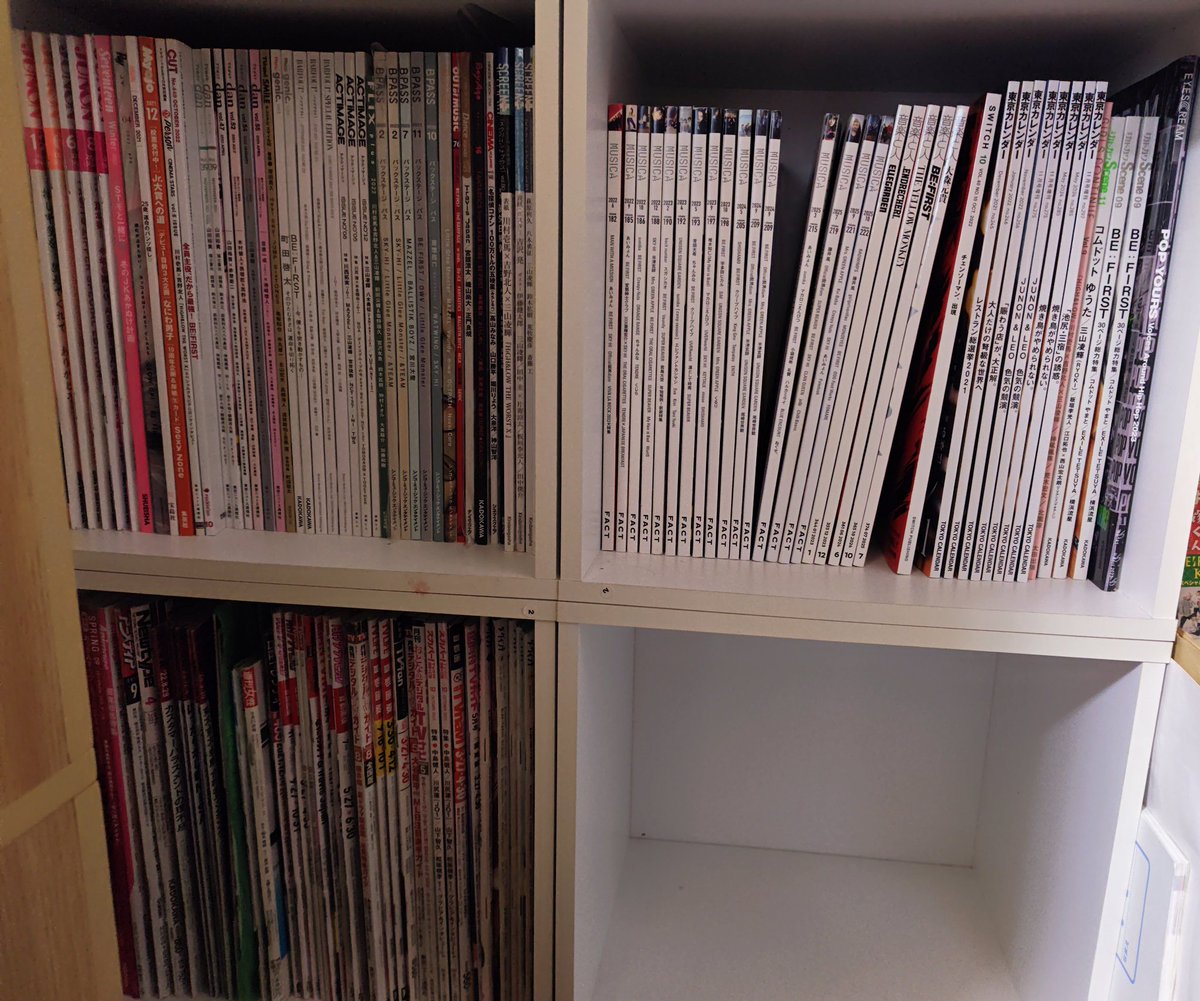nivea1029's tweet photo. 実はBMSG(主にBE:FIRST)勢が載ってる雑誌、ちまちま集めるのが趣味で棚をやっと2台追加してやっと綺麗に整理できました。並べると圧巻感無量です。ほぼBE:FIRSTです。これだけ雑誌出てたんですよ。 https://t.co/XoKMOmtYgN