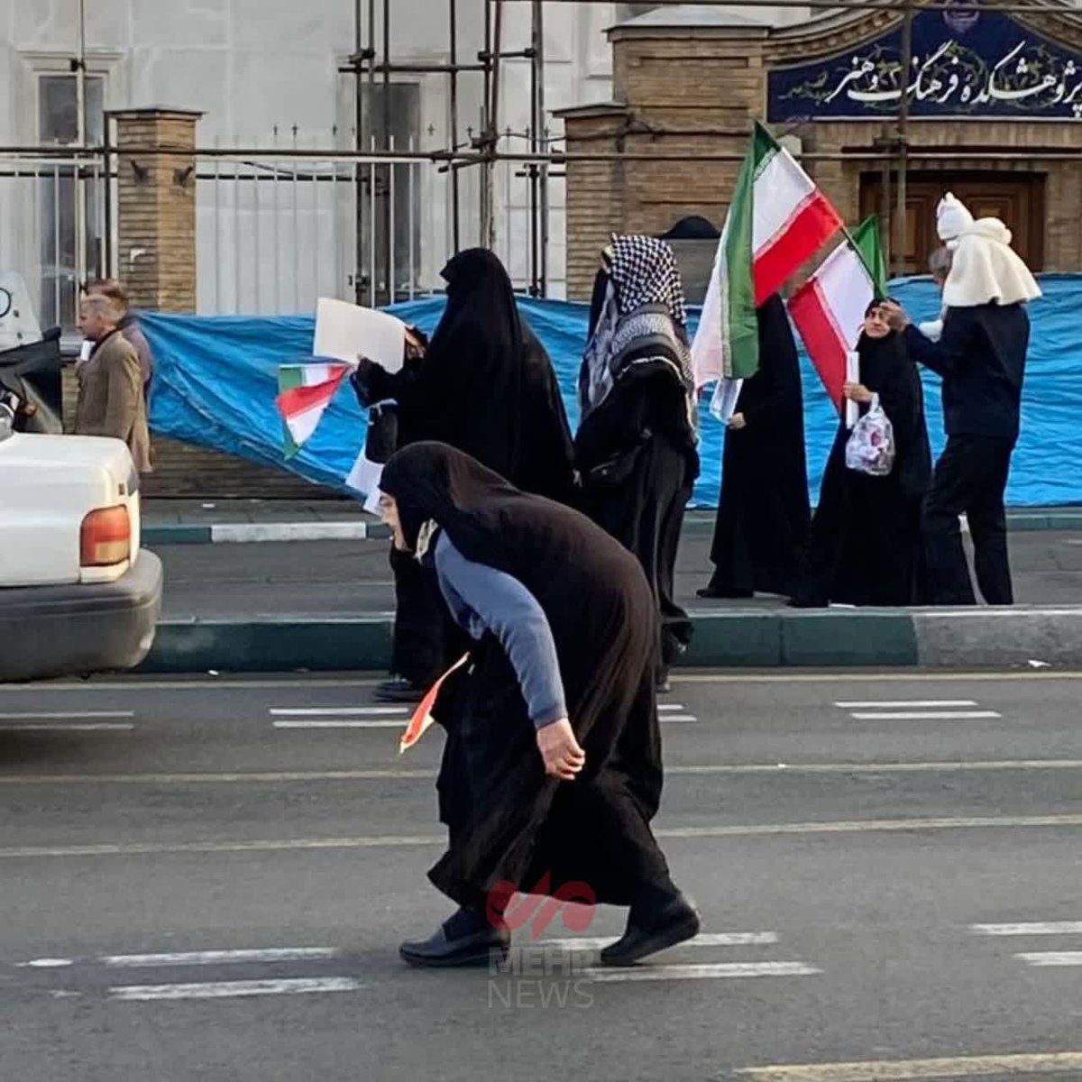بیعت با رهبر با قد خمیده
حضور مادر بزرگی با قد خمیده در مراسم بیعت با آیت‌الله سیدمجتبی خامنه‌ای رهبر انقلاب اسلامی
غیرت اسلامی وانقلابی سن و سال نمی‌شناسد.
#خامنه_ای_دیگر