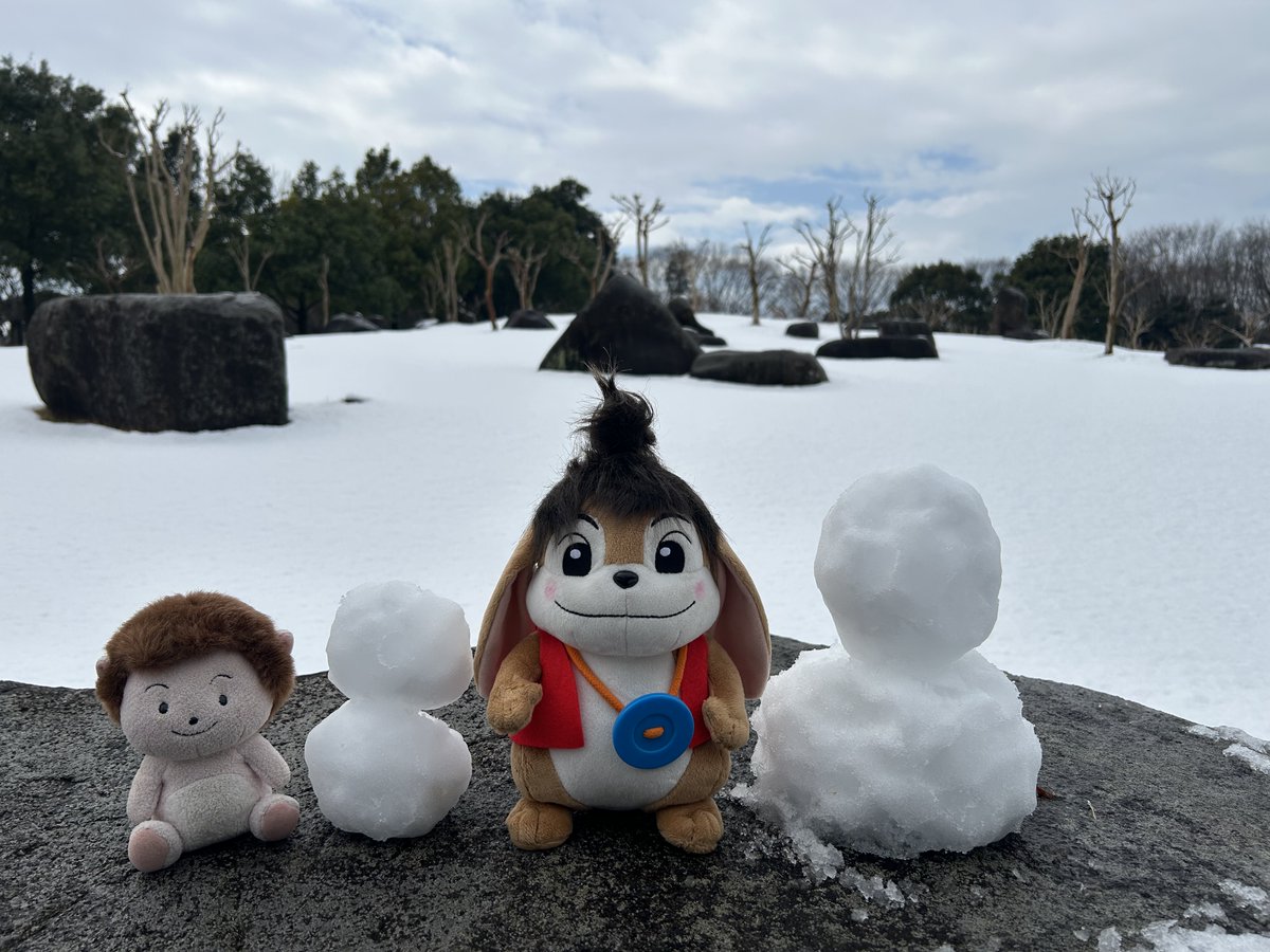wanpakukouen's tweet photo. あたたかかくなってきたタイミングでの大雪、びっくりしましたね。

雪が積もると、景色が明るく見えるって知ってましたか？

雪の結晶は光を反射、拡散させるんですよ。

特に夜は、普通の地面に比べて2～3倍も明るく見えるそうです。

よかったら、みなさんも確かめてみてくださいね。

#雪 https://t.co/khTfYdLWrY