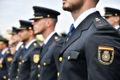 policia's tweet photo. 👮‍♀️👮‍♂️Ser @policia no es solo un trabajo: es una #vocación

Es estar cuando otros necesitan ayuda, #proteger incluso cuando nadie mira y servir con orgullo cada día

💙Hoy volvemos a ponernos el uniforme con el mismo compromiso: cuidar de todos

#BuenosDías
#SomosTuPolicía
#EstamosPorTi