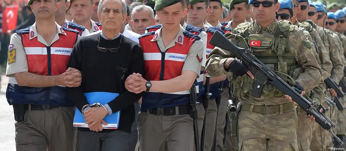 🔴Gazeteci Müyesser Yıldız'ın dünkü yazısı önemli:

"Eski kurmay albay Bilal Akyüz, bir emekli emniyet müdürünün kendilerine 15 Temmuz’dan 15-20 gün önce TOMA’ların deposuna su yerine benzin doldurun talimatı verildiğini, bununla Genelkurmay’ın yakılmasının planlandığını