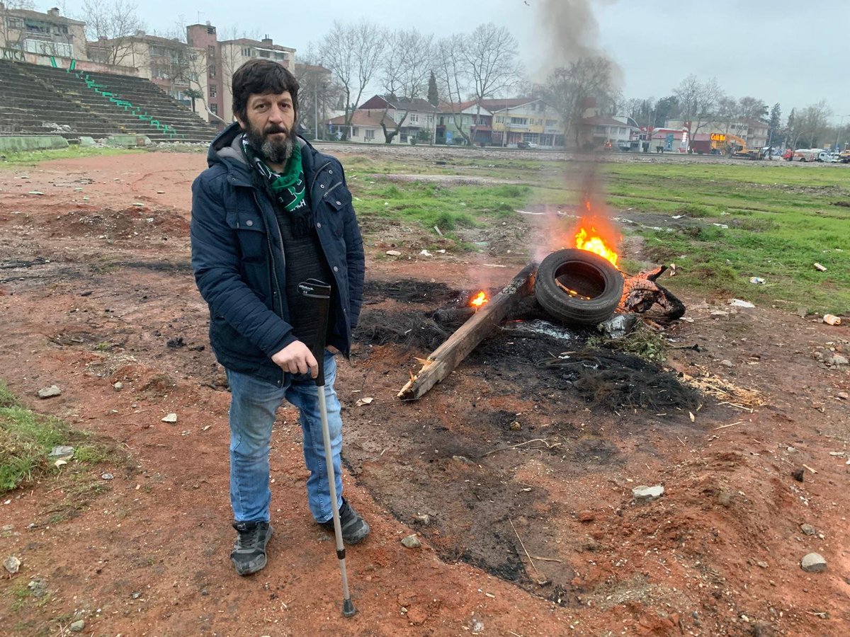 kirmizisaatcom's tweet photo. Sakaryaspor tribünlerinin sevilen ismi Bilal Yıldız vefat etti.

Cenaze namazı ikindi vaktine müteakip Tepekum Bahçeli Cami'de kılınacak olan Yıldız, Erenler Merkez Mezarlığına defnedilecek. https://t.co/nqFxBqKNhV