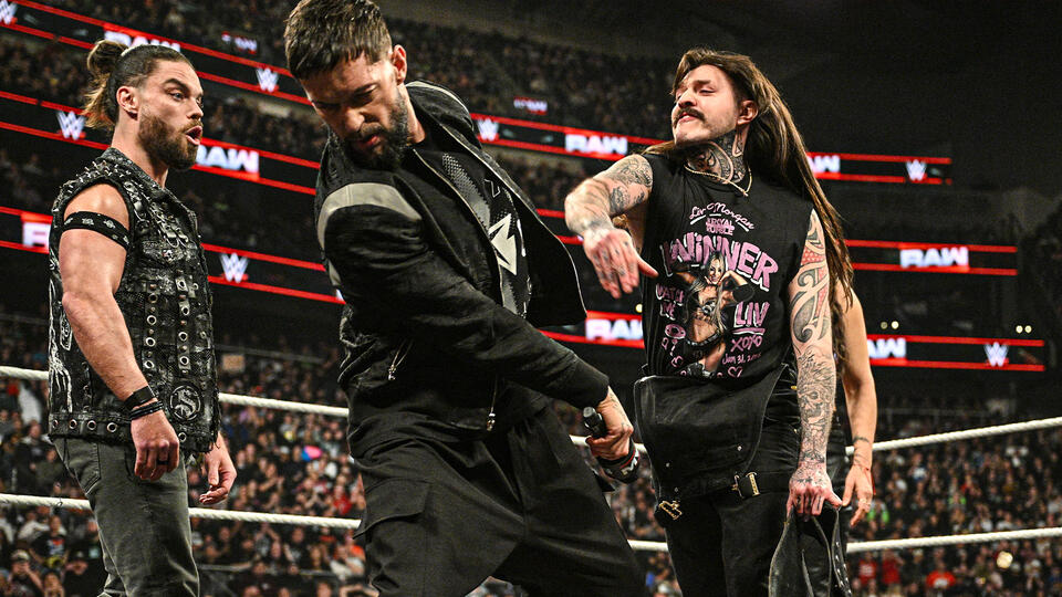 WWEItalia's tweet image. Notte sconvolgente a #WWERaw: tensione tra gli Uso e @CMPunk, i The Judgment Day si rivoltano contro @FinnBalor e molto altro! Scopri i risultati 👉 tinyurl.com/3zj656rj

Rivivi le emozioni dello show on demand su @discoveryplusIT! #DiscoveryPlus