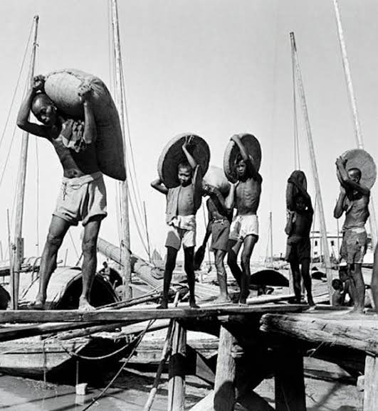 KASStoreJP's tweet image. 「苦力（クーリー）」はなぜ広東語で「咕喱（グーリー）」と呼ばれるのでしょうか？

「苦力」は英語で「coolie 」を意味し、「咕喱」は英語の音訳だからです。
#苦力 #coolie #咕喱 #広東語　#香港