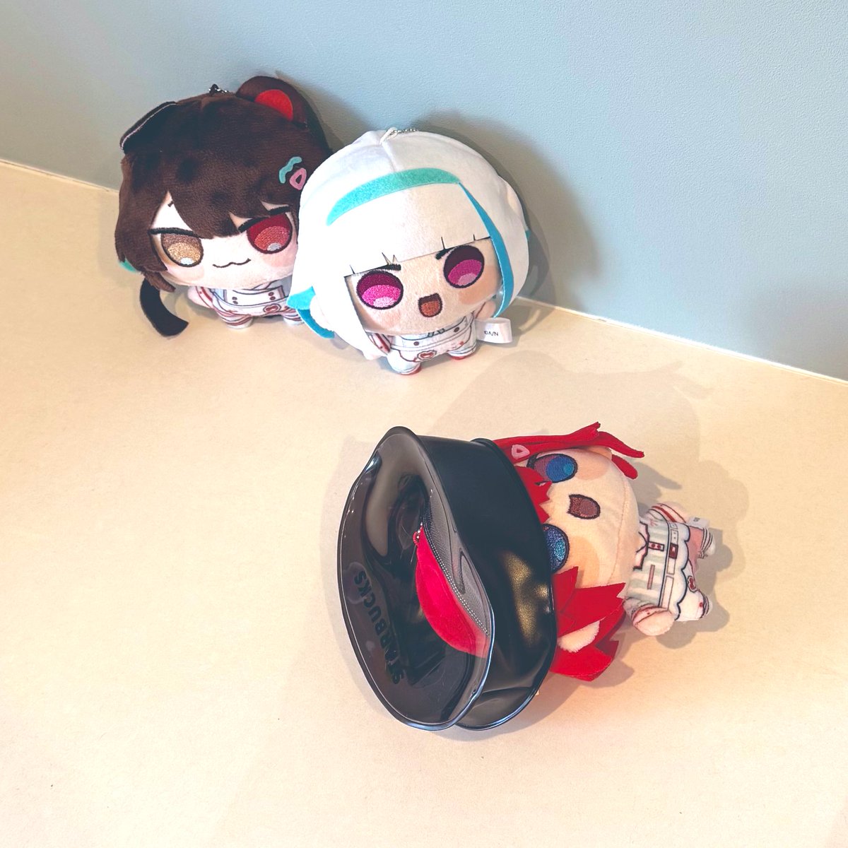 アンジュ・カトリーナ(にじさんじ) ,戌亥とこ ,リゼ・ヘルエスタ 「ぬい初心者なので『かわいー!これに入ってもらお!と思って買ったポーチにぬいが全然」|九鳥ぱんや🍞アクスタ受注4/5までのイラスト