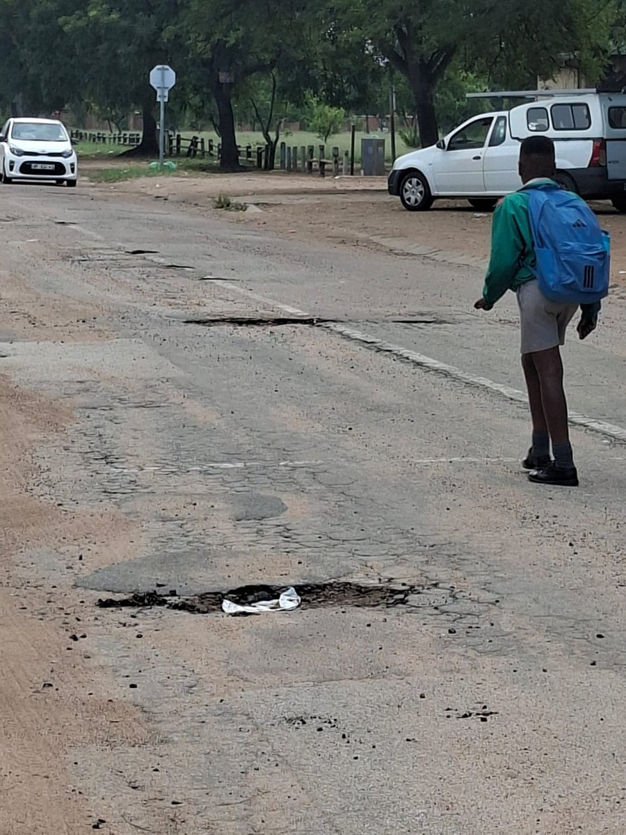 StyleUnlimited's tweet photo. @Ketso28 On Bulawayo street, Ladanna. https://t.co/LOvorKuGuX