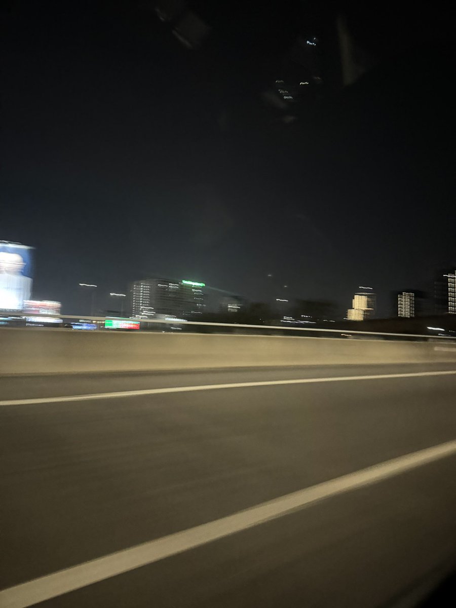 yuster_x7's tweet photo. 人的欲望是会慢慢变大的 比如小时候从3台阶楼梯跳下去会感到很有成就感 到现在长大了就想从30楼下去才能满足 https://t.co/kBJMpbIbsa