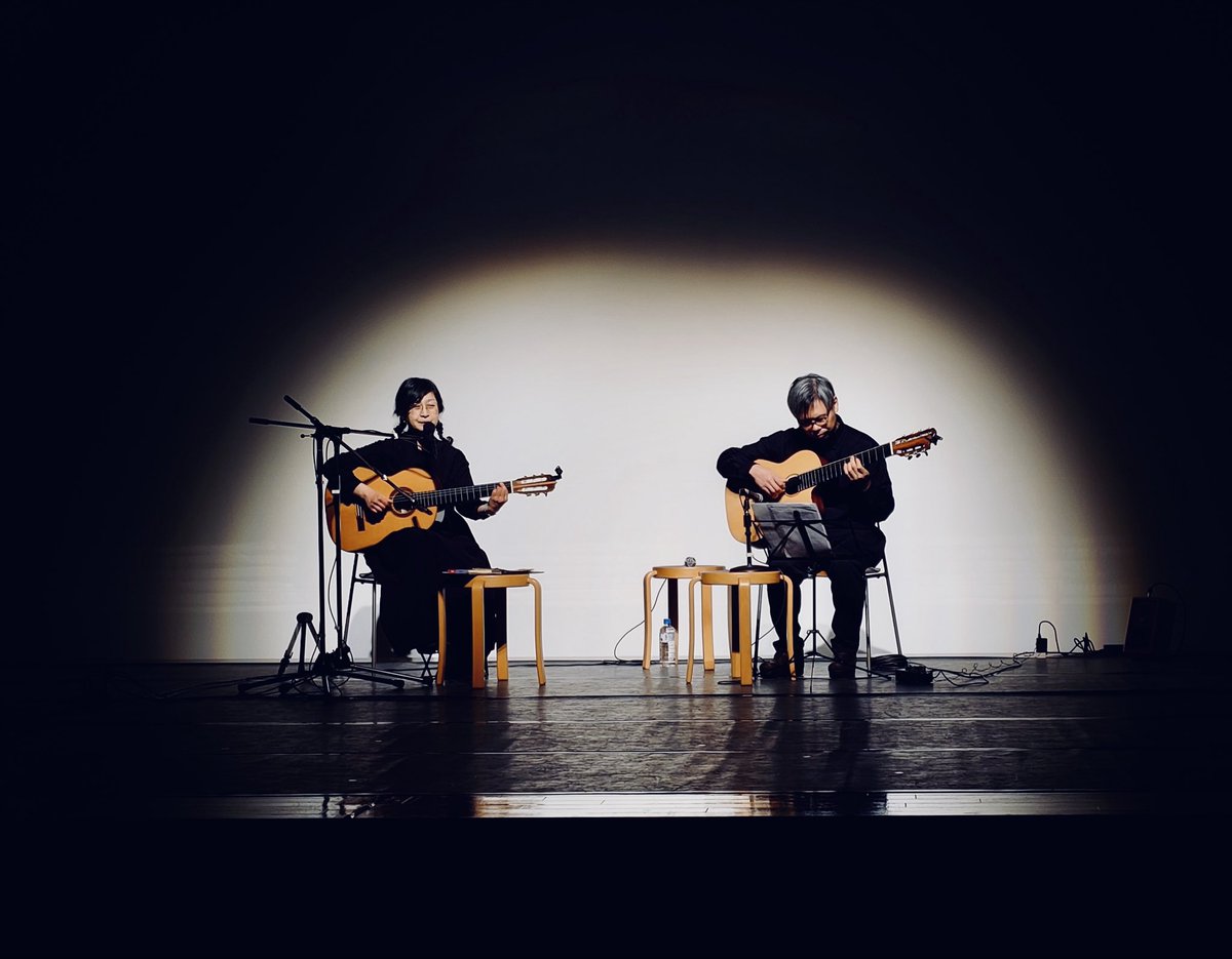 本の挿画、謡口早苗さんの幻想的な絵がスクリーンに映し出されました。とても素晴らしかったです。